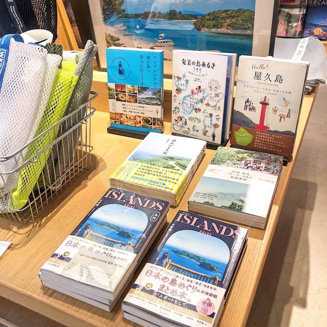 柏の葉 T-SITEさんのインスタグラム写真 - (柏の葉 T-SITEInstagram)「【フェア】『美しい日本の島旅』  〈期間〉6月12日(月)まで 〈場所〉1F 旅  周りを海で囲まれた日本には、 北から南まで多くの離島が存在し 固有の自然や文化が培われています。  いわばパスポートなしで味わえる異国のよう🏝️  今年の夏はスケールの大きい自然に包まれて、 日常から解き放たれた時間を満喫しませんか？  ＊＊＊＊＊＊＊＊＊＊＊＊＊＊＊＊＊  お取り扱いブランド : WEEKEND（ER）  新しいデザイン、新しいマテリアル、新しいファッション、新しいマッチング いつもと違う週末を楽しむための新しい発見を提案するブランドです。  アクティブなシーンが多く、 持ち運ぶアイテムが多い「島旅」に 重宝すること間違いなしです。  是非、お立ち寄りくださいませ。  旅担当  #柏の葉蔦屋書店 #柏の葉tsite #蔦屋書店 #tsite #旅好きな人と繋がりたい #hemings #島旅 #日本の島 #夏の旅 #夏のバッグ #旅に持っていきたいモノ」5月12日 17時47分 - kashiwanohatsite