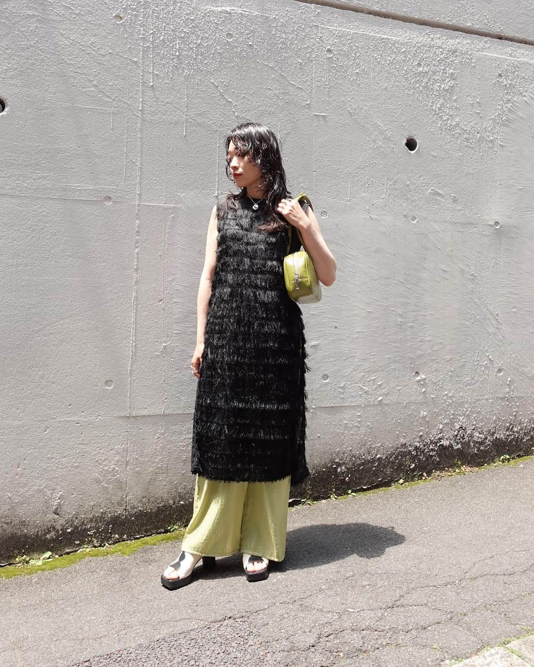 野村仁美のインスタグラム：「夏な日の服🌞  @mkkrmc が📷で撮ってくれた🫶  @sahara_japon のフリンジワンピースと、もう少ししたら発売になるラメパンツ✨  ヴィンテージのフリンジドレスって可愛いけど重たいものとか、ボリューム感が多すぎたり、シルエットが悪かったりしてなかなか理想のものがないのもあって作りました🌿  深めにスリット入れてあるので抜け感があり着やすいですよ✨🫶  そしてシルエットバイカラーサンダルは今日から発売です！  #marte_snap」