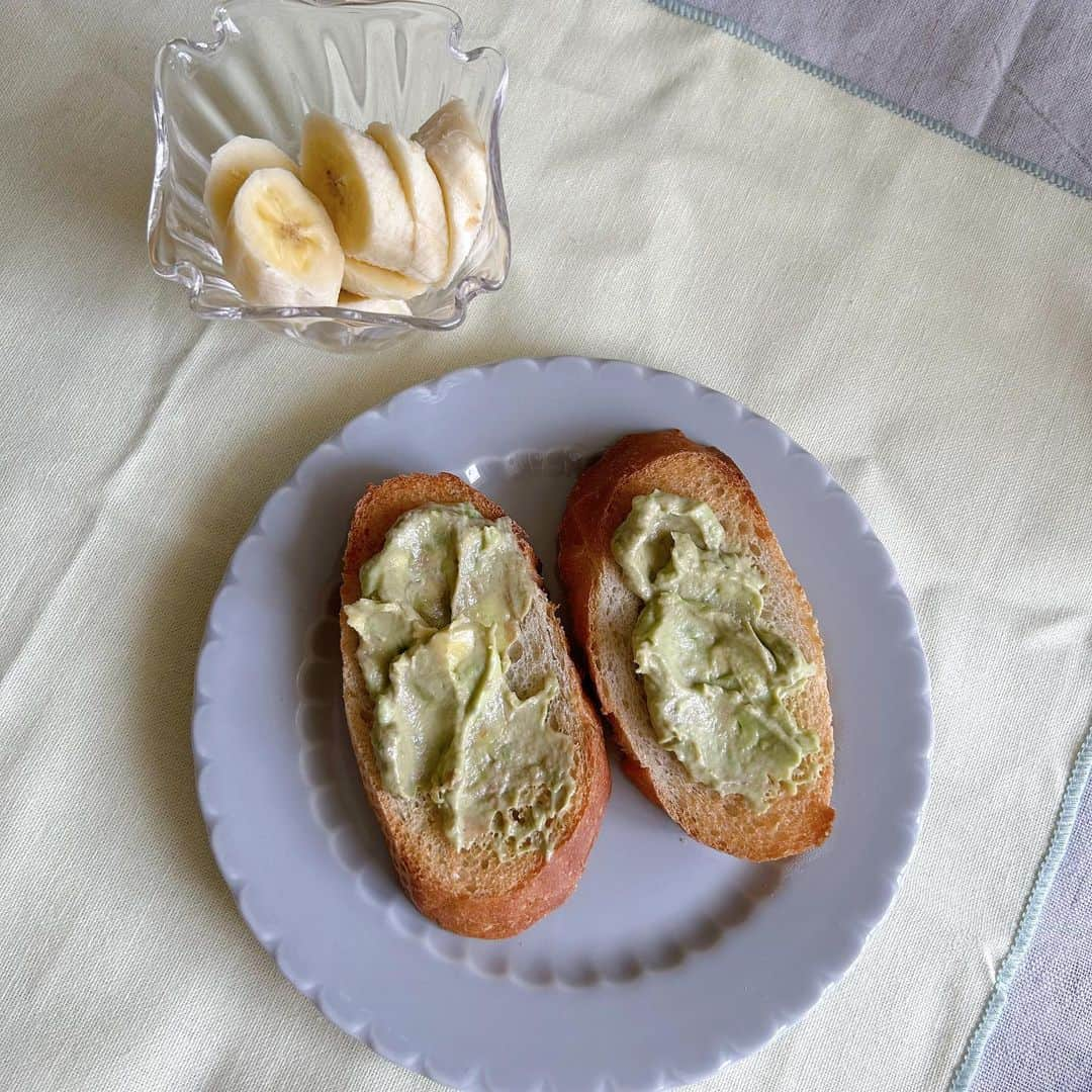 makoさんのインスタグラム写真 - (makoInstagram)「♡  最近のあれこれ🍽 器が可愛いとご飯作る気もおきるw  カタナーラは本当に美味しかった😮‍💨  #器が好き #おうちごはん #パステルカラー #ikea #flyingtiger #おうちカフェ #ガラス作家 #カラフル雑貨」5月12日 17時45分 - mkxxxbaby