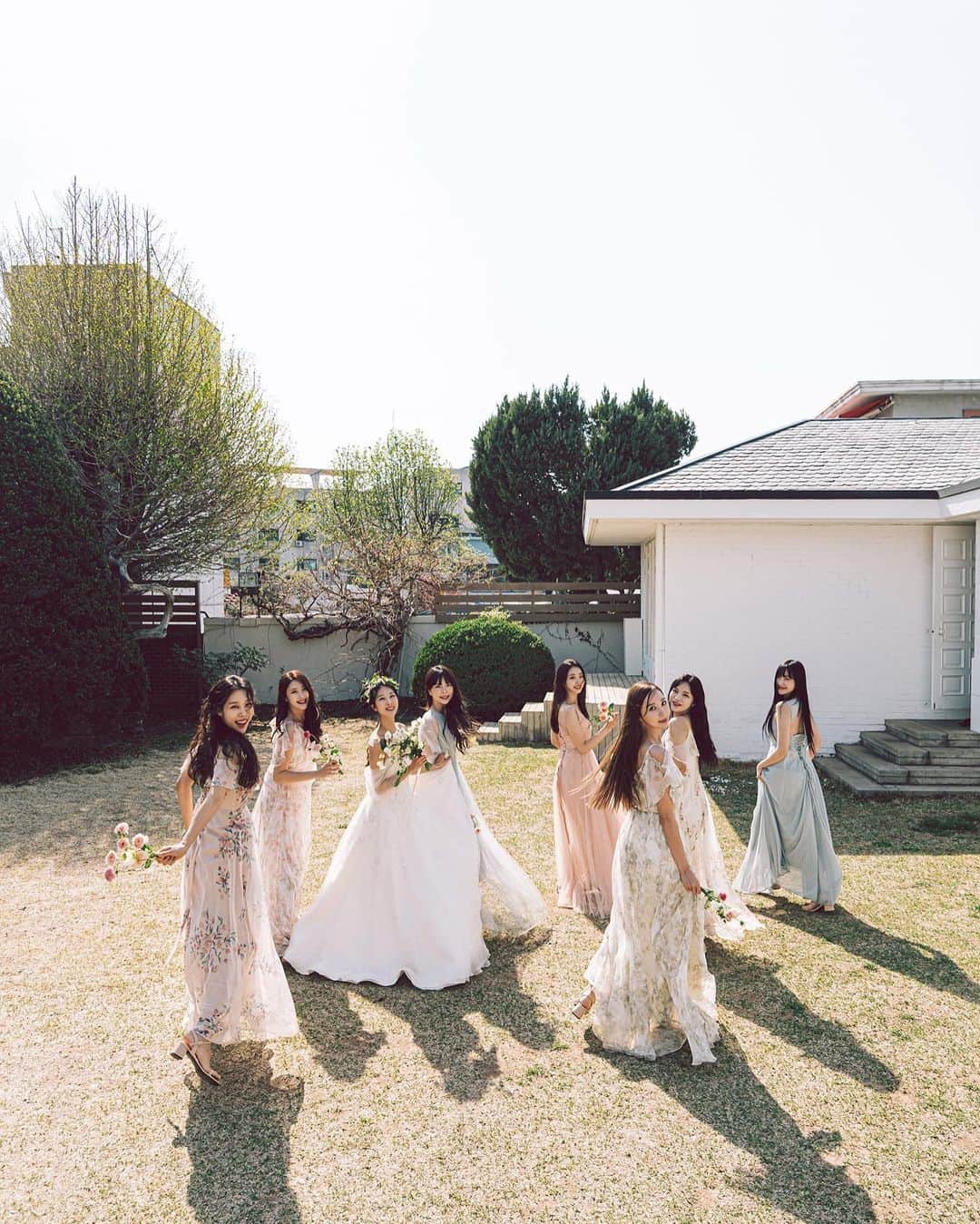 のインスタグラム：「신부 민하도 우리 멤버들도 화창한 날씨도 모두 다 반짝 반짝. 축복해👰🏻‍♀️✨ #ninemuses」
