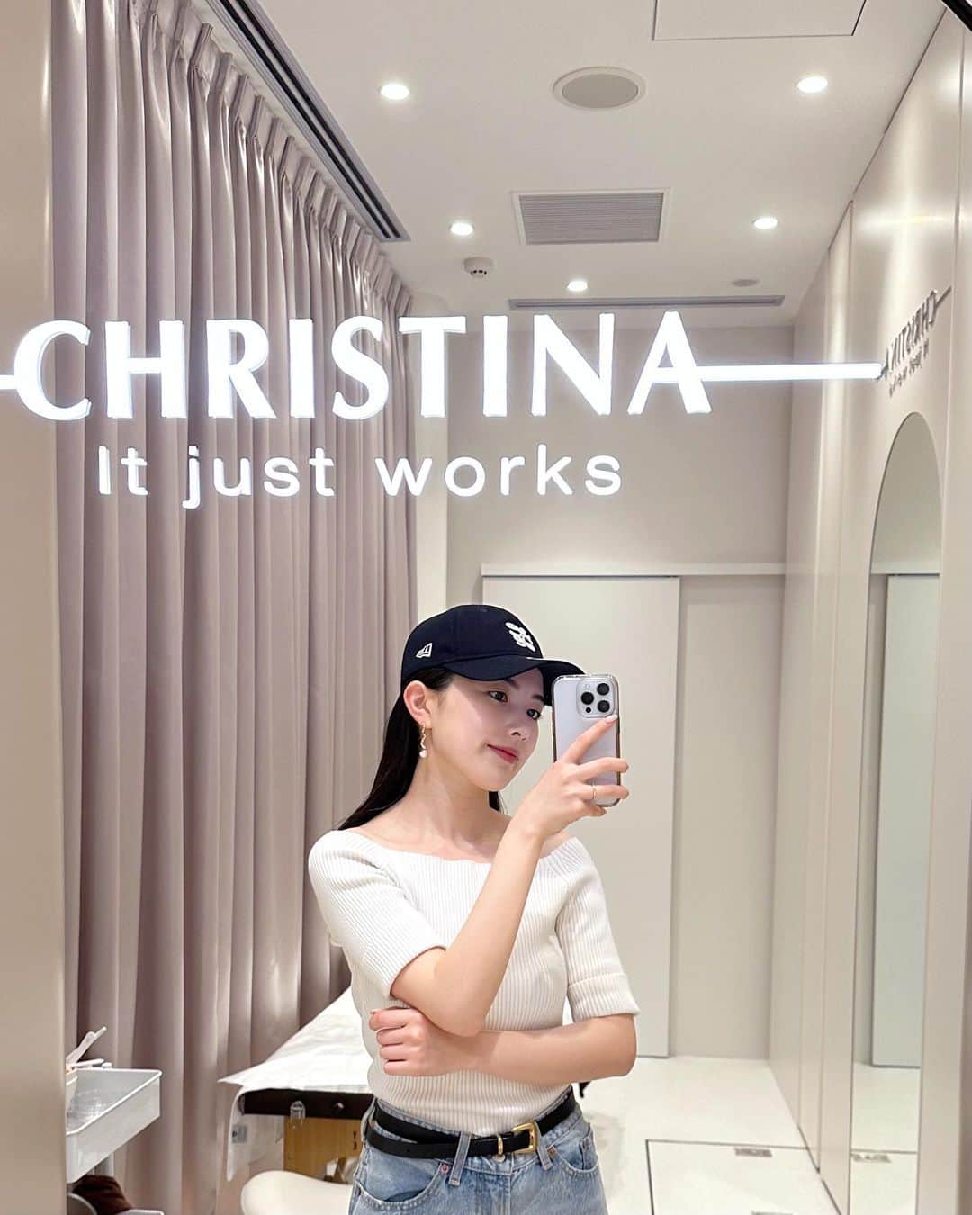 のインスタグラム：「. . 初めてのクリスティーナストアへ🫧  クリスティーナのサロンケアは何回か 受けたことがあったんだけど ホームケアのラインナップをこんなに一気に 見たの初めてで、圧巻の光景でした👏🏻  そして何回か受けたことがあって めっちゃ自分に合ってると思っている アンストレスのトリートメントを🩵 （3枚目が途中の様子◎）  やっぱり施術後、肌の水分感がすごくて うるうるもちもち！そしてトーンアップ具合も すごいし、毛穴もきゅっと締まった感じ✨ 前撮り前にお肌のケアしたいなーと思っていて ダウンタイムとかない安心感も嬉しいし 何回やってもこれは感動する◎  そして初めてのホームケアのアイテムも！ アンストレスのトナーと美容液、 ミューズのゴマージュ、イラストリアスの 洗い流すマスクを選んでいただきました🫧 使い続けてどうなるか楽しみっ  商品購入専門ストアのため、普段は トリートメントを受けられないそうなので 気になる方はお近くのサロンやクリニックへ 問い合わせてみてくださいっ🌿  #クリスティーナ#クリスティーナ化粧品#クリスティーナアンストレス#フェイシャルケア#乾燥肌#ゆらぎ肌#アンストレス#美容day#花嫁美容#スキンケア#美肌#美肌ケア」