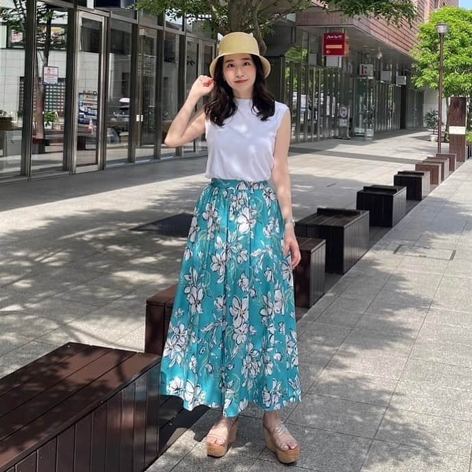 MERCURYDUOのインスタグラム：「. ／ プラス1で合わせるだけで、 コーデを上品に彩る主役級スカート。  RUNWAY channelにておすすめスカートを pic upし、ご紹介しています。 詳細は @mercuryduo_styling トップURLから✔︎ ＼  対象の予約・新作アイテム 10%OFFも同時開催中！ ⁡ #champion別注ロゴ入りノースリTシャツ color:off-white/green/beige size:F  #ビックフラワーハイウエストフレアスカート color:ivory/green/ purple size:S/M  #ペーパーバケットハット color:black/beige size:F  #クリアチューブウェッジサンダル color:black/brown/mix/clear size:F  ※お気に入り追加でポイントプレゼント中！  ⁡ アイテム詳細やポイントGETは  @mercuryduo_stylingのTOP リンクからCHECK出来ます。  【着用スタッフ】 @mercuryduo_shiho / 163cm 骨格ストレート / ブルベ ⁡ ⁡  ＿＿＿＿＿＿＿＿＿＿＿＿＿＿＿＿＿＿＿＿＿＿＿＿＿＿  ⁡ @mercuryduo_com   #MERCURYDUO #公式通販RUNWAYchannel #マーキュリーデュオ  ＿＿＿＿＿＿＿＿＿＿＿＿＿＿＿＿＿＿＿＿＿＿＿＿＿＿ #champion#チャンピオンコーデ#チャンピオンtシャツ#花柄スカート#フレアスカート#春服コーデ#夏コーデ#キレイめカジュアルコーデ#フェミニンカジュアル#グリーンコーデ#デートコーデ#デート服#カフェコーデ#女子会コーデ#骨格ストレートコーデ#骨ストコーデ#ブルベコーデ」