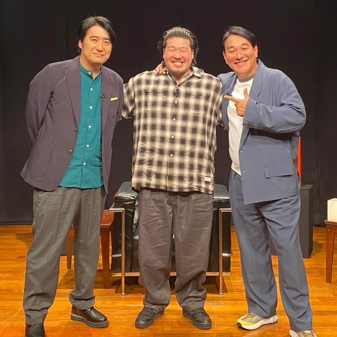 佐久間宣行のインスタグラム：「Netflixシリーズ『サンクチュアリ 聖域』 主演の一ノ瀬ワタルさんと親方役を演じるピエール瀧さんのインタビューをしました。Netflix公式YouTubeで配信してます。  サンクチュアリ、メチャクチャ面白いです。すごい面白いマンガの完璧な映像化、という感覚。オリジナルなんですけど(笑) 肉体改造含めると制作2年半とのこと。その話もインタビューでしてるので、参考資料としてもぜひ。  瀧さんとはたまむすび出演以来8年ぶりでした。お会いできて嬉しかったー！  #サンクチュアリ」
