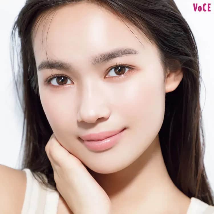 のインスタグラム：「#VOCE 6月号 まだまだ発売中ですよ〜〜！！  【THE女優クレンジング】と【美プロのハマりごと】の企画にいます。 クレンジングで肌は変わるって、、、クレンジング大事だね！ @vocemagazine」