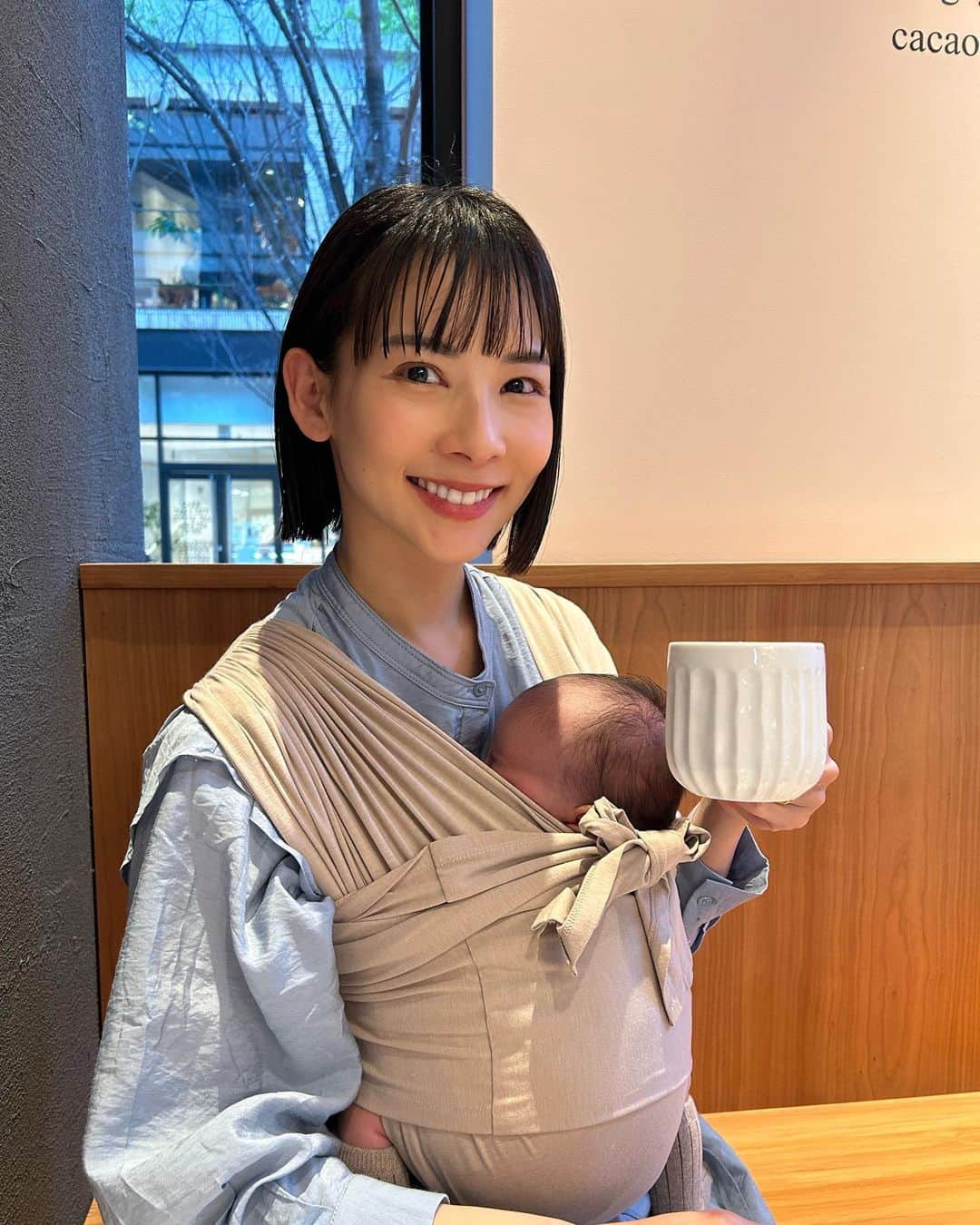 阪本智子さんのインスタグラム写真 - (阪本智子Instagram)「⭐️♡  産後あっという間に2ヶ月が過ぎました！ かのあくんは👶🏻名前を呼ぶとニコニコ笑ったり、「あうぅ」とお返事したり、横を通ると目で追ってきたり、泣く時の声も大きくなったしすごくしっかりしてきましたよ😆  今のうちに妊娠中に言われて嬉しかった事を振り返ってみる🩷  ・肌が綺麗 ・髪が綺麗 ・お腹を見ないとわからないね(今回10キロ太りまだ戻り切ってません🙈)  妊娠中はホルモンバランスの影響で肌荒れしたり、髪がパサついたりしやすいようですが😱 褒められるということはなんとか保てていたのかな🙏  肌はとにかくたっぷり保湿していました💧 髪の毛はイメージモデルをさせて頂いている  @hepaskin_official 【BIKUMO】のシャンプー＆トリートメント＆スカルプローションのおかげかな？🥹  私はホームケア用のものを使っていますが日々髪が強くなってきた気がします✨ このまま産後の脱毛を防ぎたい🙇‍♀️ また経過報告しますね😊！  詳しくは @megmale_official 公式ホームページでチェックしてください👀✅  私が出演しているYouTube『ヘパスキンBIKUMO』もぜひ見てくださいね🎵  ※ヘパスキンBIKUMO認定サロンでしか施術できません。  #hepaskin #megmale #bikumo #育毛 #育毛シャンプー #産後ケア #兄弟ママ #阪本智子」5月12日 17時50分 - tomoko_sakamoto423