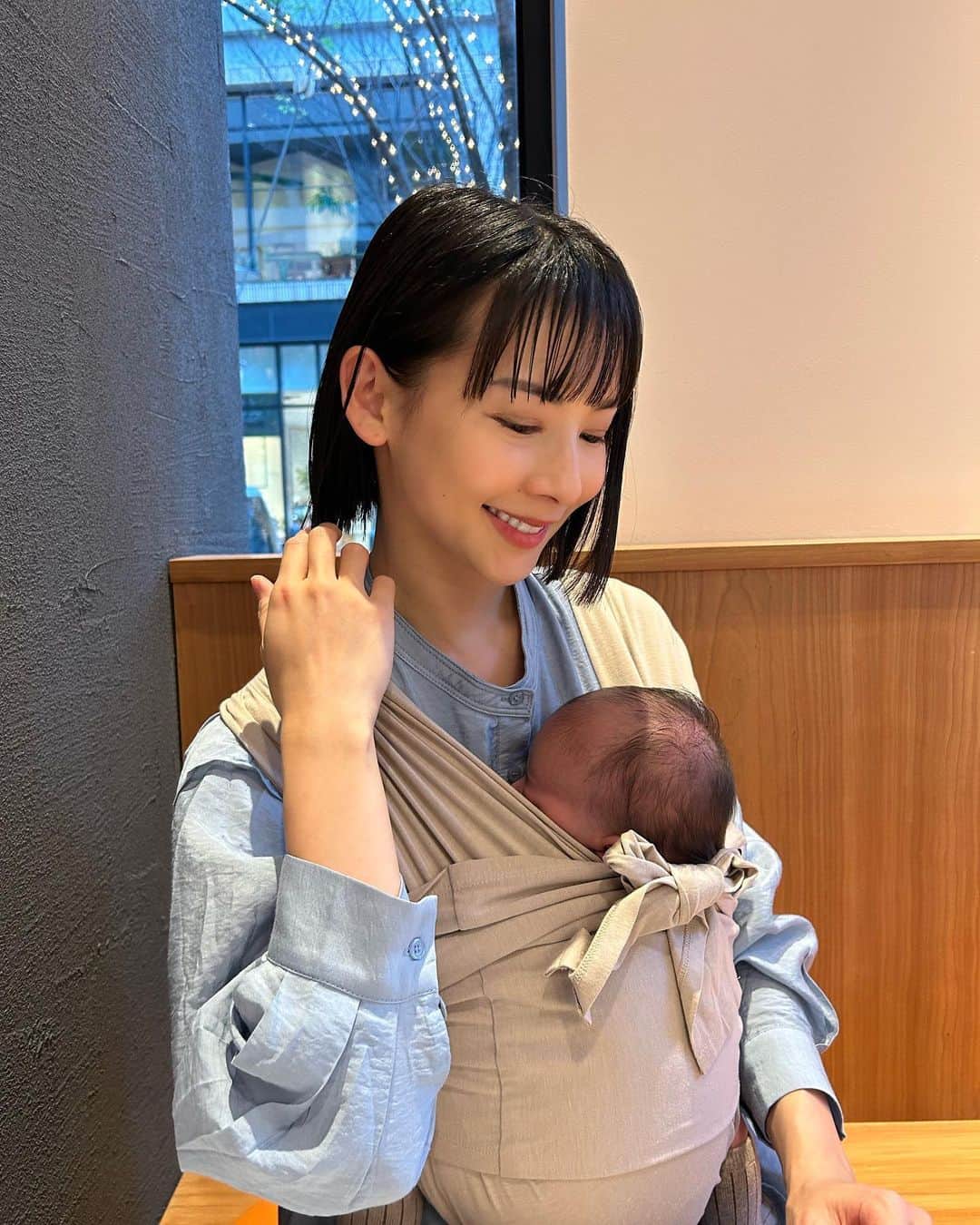 阪本智子さんのインスタグラム写真 - (阪本智子Instagram)「⭐️♡  産後あっという間に2ヶ月が過ぎました！ かのあくんは👶🏻名前を呼ぶとニコニコ笑ったり、「あうぅ」とお返事したり、横を通ると目で追ってきたり、泣く時の声も大きくなったしすごくしっかりしてきましたよ😆  今のうちに妊娠中に言われて嬉しかった事を振り返ってみる🩷  ・肌が綺麗 ・髪が綺麗 ・お腹を見ないとわからないね(今回10キロ太りまだ戻り切ってません🙈)  妊娠中はホルモンバランスの影響で肌荒れしたり、髪がパサついたりしやすいようですが😱 褒められるということはなんとか保てていたのかな🙏  肌はとにかくたっぷり保湿していました💧 髪の毛はイメージモデルをさせて頂いている  @hepaskin_official 【BIKUMO】のシャンプー＆トリートメント＆スカルプローションのおかげかな？🥹  私はホームケア用のものを使っていますが日々髪が強くなってきた気がします✨ このまま産後の脱毛を防ぎたい🙇‍♀️ また経過報告しますね😊！  詳しくは @megmale_official 公式ホームページでチェックしてください👀✅  私が出演しているYouTube『ヘパスキンBIKUMO』もぜひ見てくださいね🎵  ※ヘパスキンBIKUMO認定サロンでしか施術できません。  #hepaskin #megmale #bikumo #育毛 #育毛シャンプー #産後ケア #兄弟ママ #阪本智子」5月12日 17時50分 - tomoko_sakamoto423