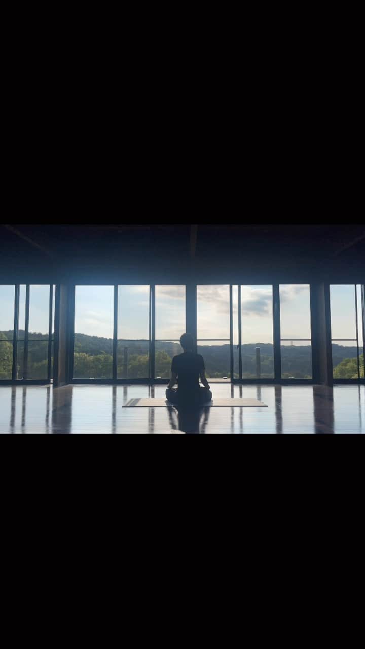 のインスタグラム：「“当たり前に自分を整えて 当たり前に自分と繋がる”  前は人と繋がることが9割 自分と繋がることが1割 くらいだったけど今では全てが変わって 自分が第一優先 繋がれない時間が続くと泣きそうになるよ。笑  自分と繋がれる快感を知ってしまうと もう前の自分には戻れない🥹  この状態になると全てが変わってきて 食べ物もエネルギーの良いものを 取り入れたくなってくる  玄米を食べるとすごくグラウンディング できるから玄米って凄いなと。  自分と繋がることで自分の本当の幸せや 何が欲しいか段々わかるようになって くるよ🤭💫💕  瞑想のパワーはすんごい。  #マインド #マインドフルネス #ポジティブ #考え方  #瞑想 #引き寄せの法則 #アファメーション」