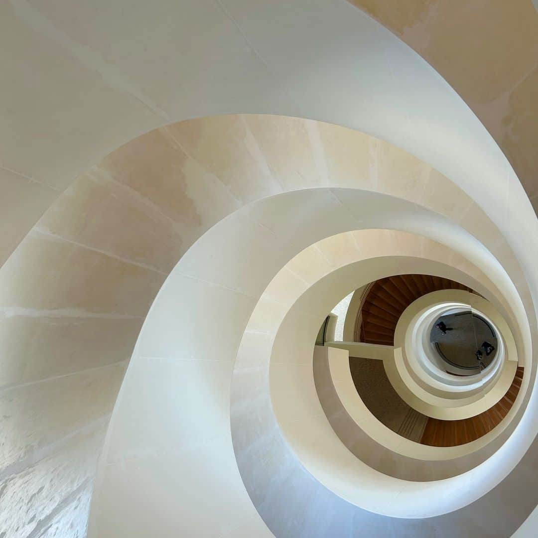 フィリップ・P・キーンのインスタグラム：「The Tower  LUMA Arles https://www.luma.org › about-us › parc-des-ateliers › t... Interior staircase of The Tower by Frank Gehry.」