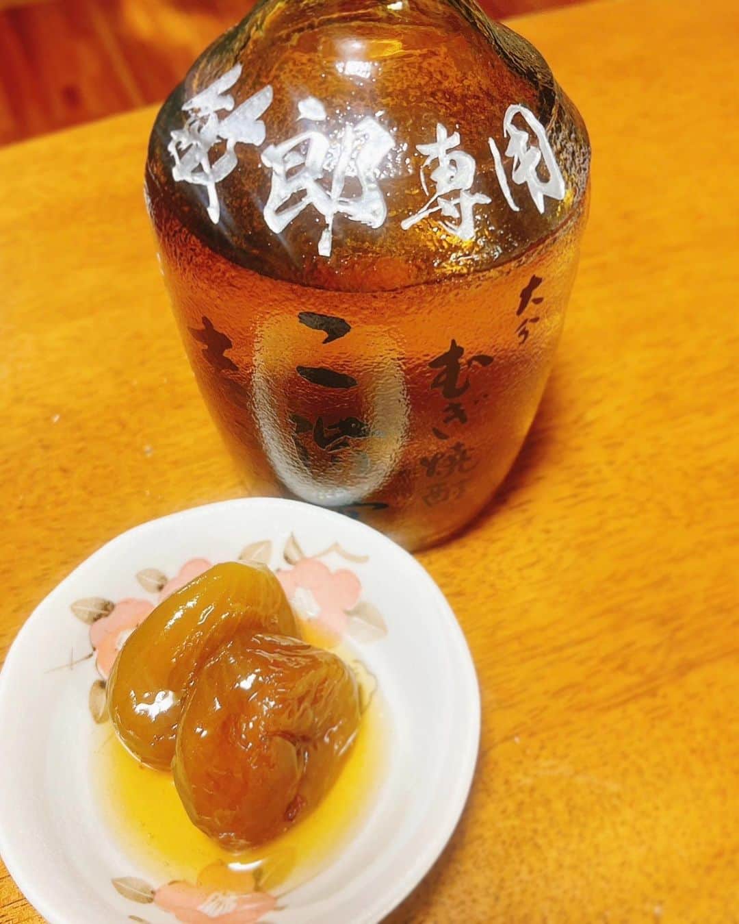 のインスタグラム：「スキーツアー30回記念 敏郎専用ボトル❗️  本日、開封👏🏻👏🏻👏🏻  いちじくとタラの芽天ぷらをつまみに…✌🏻 いただきまーす🙏🏻」