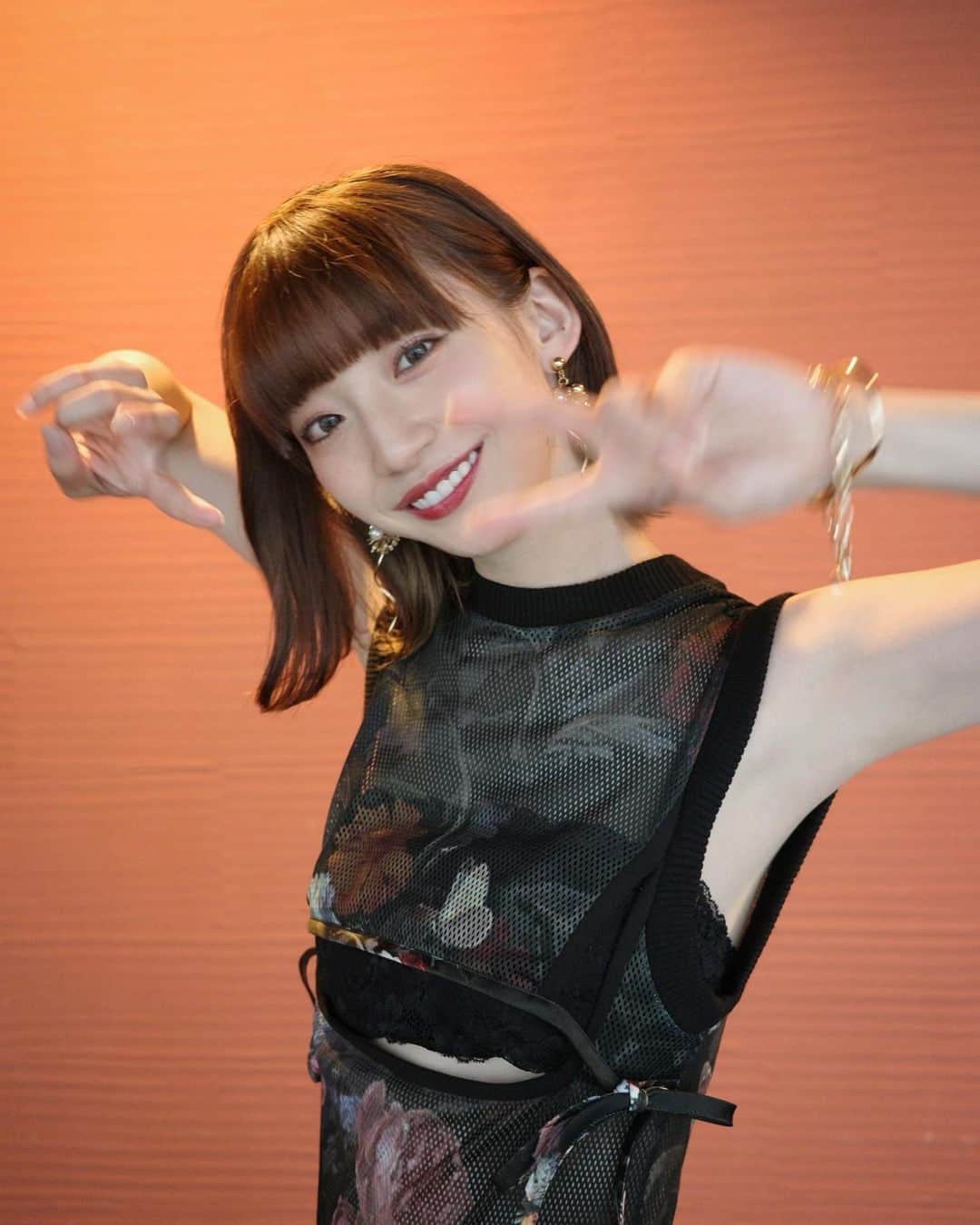 荻野由佳のインスタグラム：「気づけばもう25歳の代だーー ついこの前成人したつもりだったんだけど なぁー！😂  @sachiemon  @san.risa.3   👗@kanakokakimoto  👠@daniella_and_gemma 👂@pani_pani222」