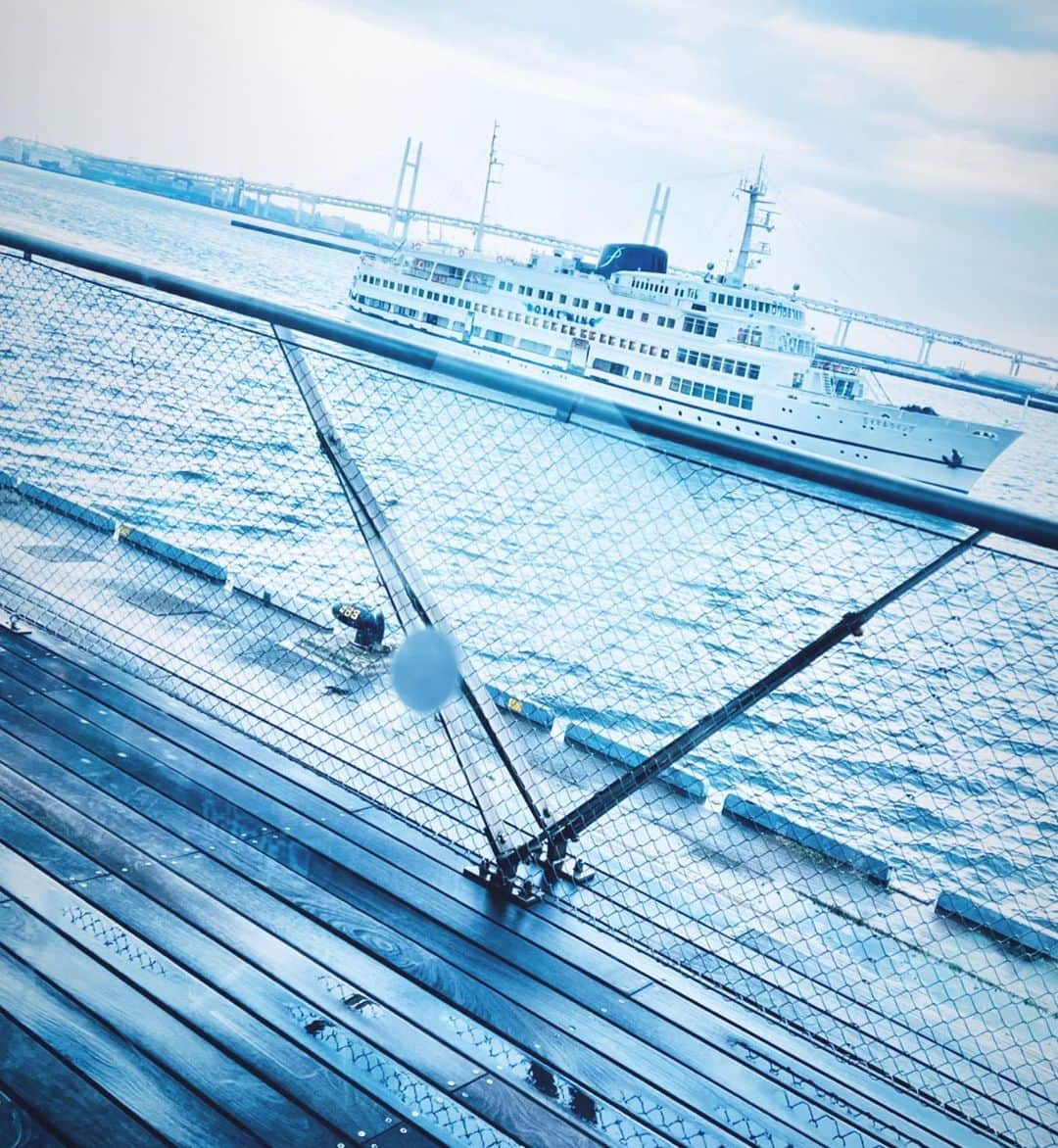 白石小百合さんのインスタグラム写真 - (白石小百合Instagram)「💚💙🚢  天気の良い日に海辺で遊んでいるように見えて 実は仕事してた昨日の緑なわたし。😛  楽屋でセルフィーしてるタイミングでスタッフさんが来たら 内心焦りながら何食わぬ笑顔で対応するタイプです😌笑   #nofilter📷  #nofilter #selfie #outfitoftheday #eventmoderator  #司会 #イベント司会 #カンファレンス司会 #司会衣装  ワンピース👗▶︎ @jillbyjillstuart_official」5月12日 17時53分 - sayurishirais