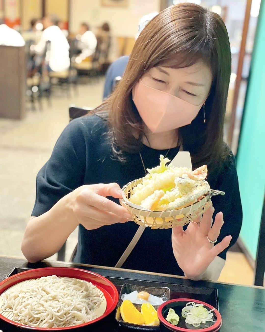 石塚かおりさんのインスタグラム写真 - (石塚かおりInstagram)「阿賀の里#お蕎麦  毎週木曜日#ブラニュー #かおりdeランチ をお送りしています。  先日、調査員のつるまきさんとリアルランチ調査。  道の駅阿賀の里のお隣にある お蕎麦屋さん「仙人坊」さん。  人気店とのことで開店に合わせて出かけたのですが帰る頃にはお店の前大行列。  おそるべし。  でも行列してでも食べたい会津そばと、さっくさくの天ぷらでした。  阿賀野川沿のドライブを楽しみながら新緑の季節におすすめです。  詳しくは、つるまきさんのインスタで。 @turuatu   ちなみに、今週木曜のランチコーナー、つるまきさんのご紹介は、町中華でした！  ぜひ #radiko タイムフリーで  #ランチ#新潟ランチ#阿賀町 #十割そば#会津そば #新潟グルメ#美味しかった #新潟観光  #石塚かおりのbrandnewday  #かおりdeランチ  #町中華#五目あんかけ  #チャーハン  今週もありがとうございました  #haveaniceweekend   #新潟放送#朝活 #アナウンサー #石塚かおり」5月12日 17時54分 - kaori_ishizuka413