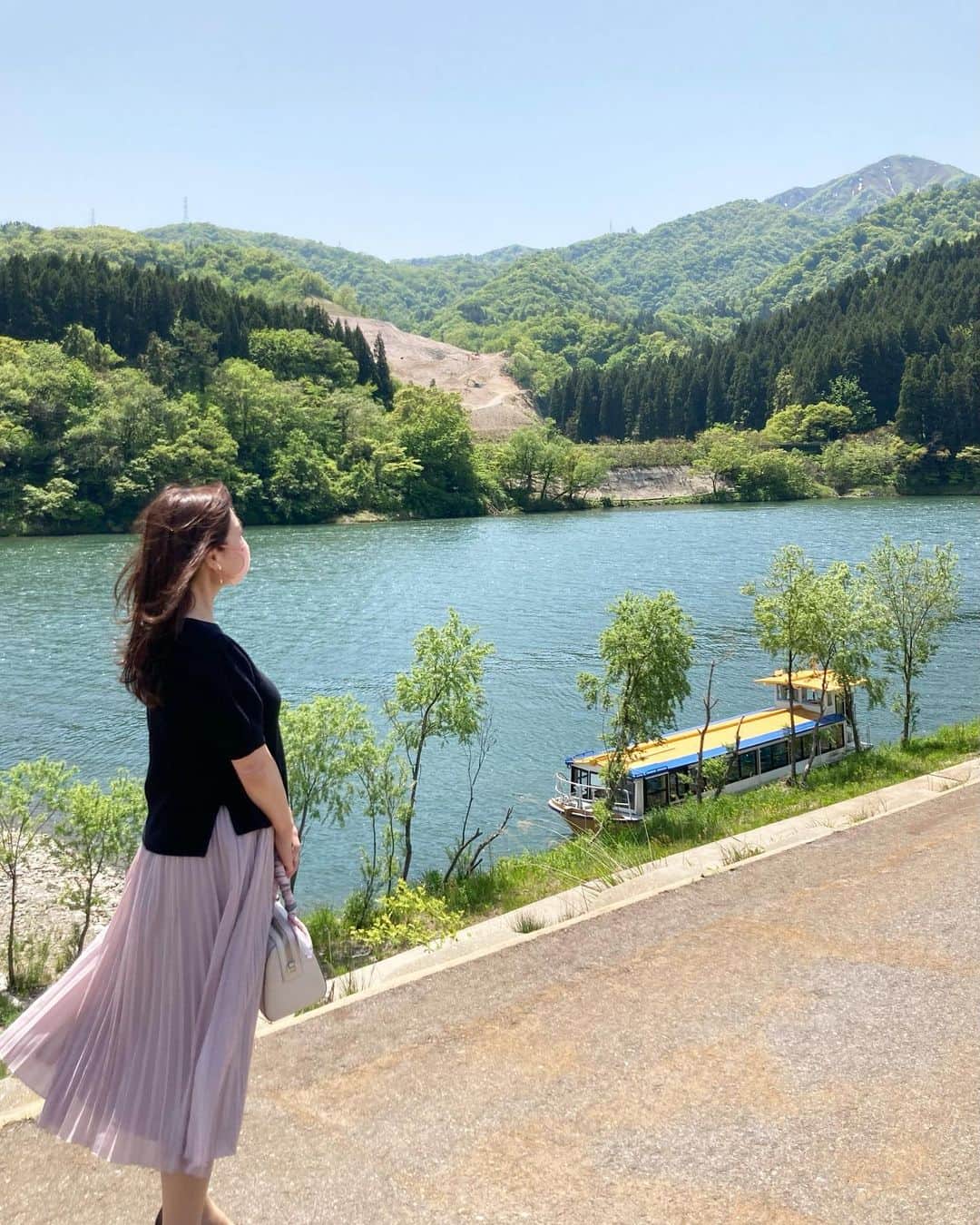 石塚かおりさんのインスタグラム写真 - (石塚かおりInstagram)「阿賀の里#お蕎麦  毎週木曜日#ブラニュー #かおりdeランチ をお送りしています。  先日、調査員のつるまきさんとリアルランチ調査。  道の駅阿賀の里のお隣にある お蕎麦屋さん「仙人坊」さん。  人気店とのことで開店に合わせて出かけたのですが帰る頃にはお店の前大行列。  おそるべし。  でも行列してでも食べたい会津そばと、さっくさくの天ぷらでした。  阿賀野川沿のドライブを楽しみながら新緑の季節におすすめです。  詳しくは、つるまきさんのインスタで。 @turuatu   ちなみに、今週木曜のランチコーナー、つるまきさんのご紹介は、町中華でした！  ぜひ #radiko タイムフリーで  #ランチ#新潟ランチ#阿賀町 #十割そば#会津そば #新潟グルメ#美味しかった #新潟観光  #石塚かおりのbrandnewday  #かおりdeランチ  #町中華#五目あんかけ  #チャーハン  今週もありがとうございました  #haveaniceweekend   #新潟放送#朝活 #アナウンサー #石塚かおり」5月12日 17時54分 - kaori_ishizuka413