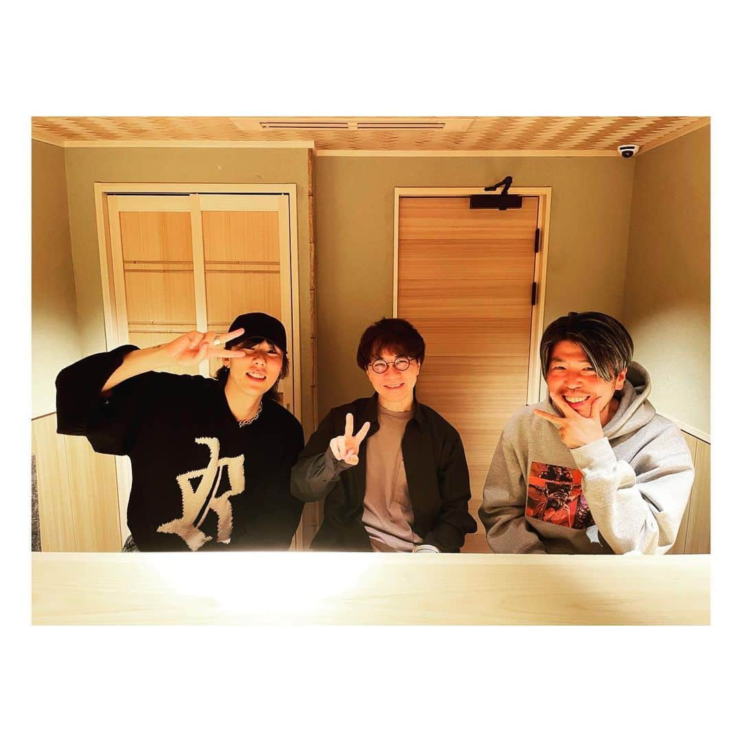 野田洋次郎さんのインスタグラム写真 - (野田洋次郎Instagram)「It all started 9 years ago. My favorite people. It's always a great honor working with you. 長い長いすずめの旅、本当にお疲れさまでした。 （注:「2人に奢った」って言いたくて2軒目奢りました　笑）  今日から27日まで全273カットがリテイクされた特別上映。是非「#最後の戸締まり上映」を劇場で🌹  Makoto Shinkai Genki Kawamura Yojiro Noda  #すずめの戸締まり #Suzume #新海誠 #川村元気 #野田洋次郎」5月12日 17時59分 - yoji_noda