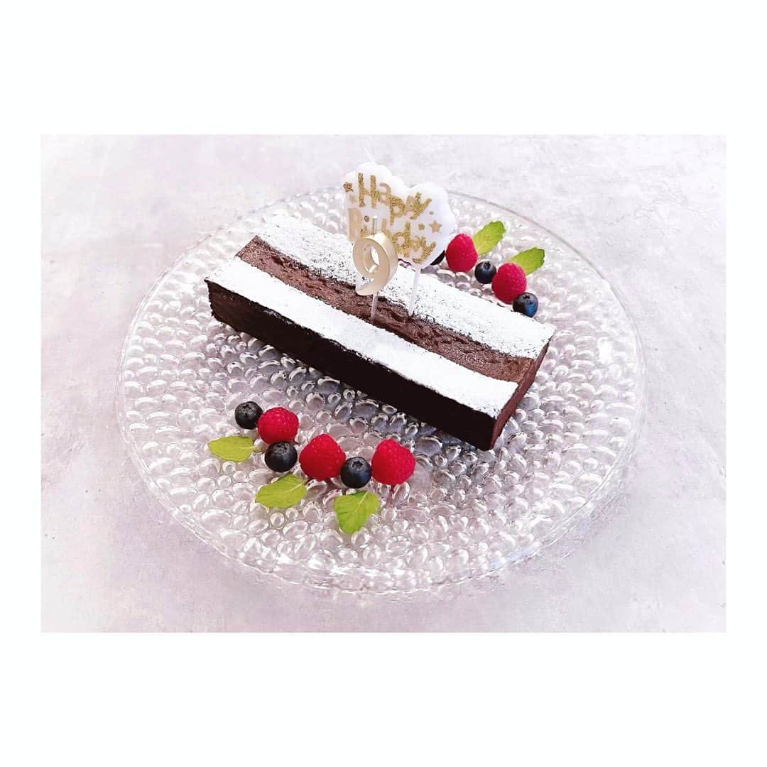 宮本笑里のインスタグラム：「おめでとう💐と、ありがとう。  強く希望してくれたので テリーヌショコラ作りました。  #happybirthday」