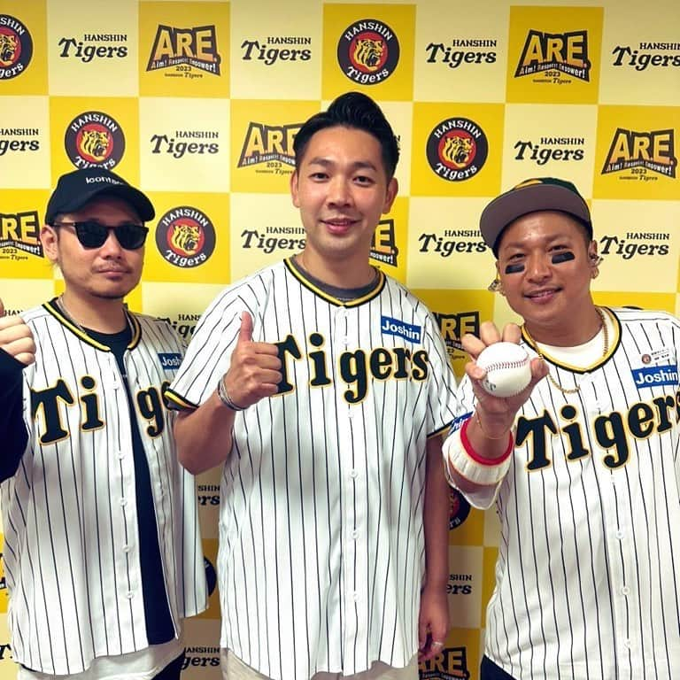 TORACOのインスタグラム：「#ベリーグッドマン さん✨ ライブパフォーマンスとファーストピッチセレモニーで甲子園球場を盛り上げていただきました🥰💛  #阪神タイガース #TORACODAY #TORACOフェス #TORACO  #ARE」