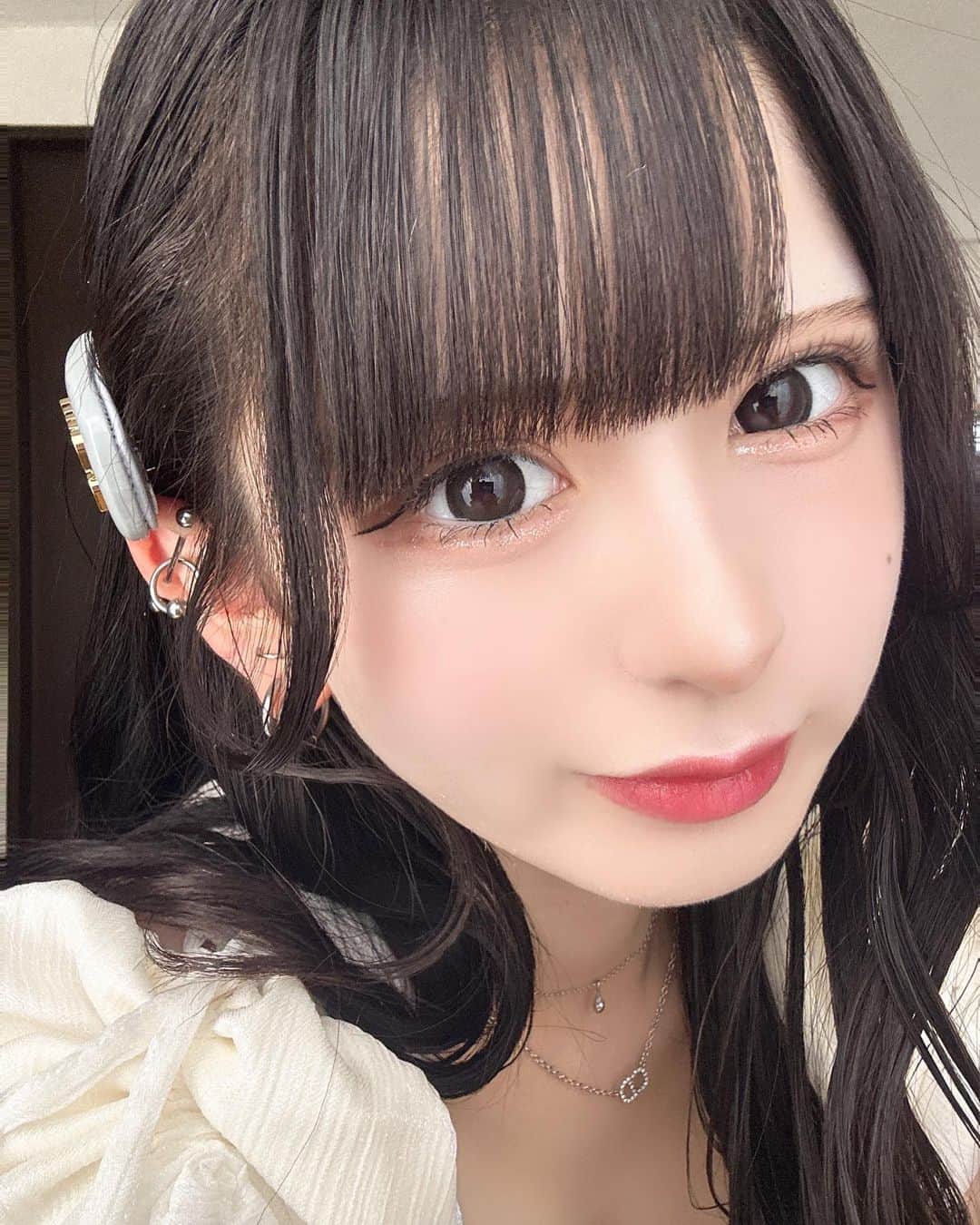 狐波ろんのインスタグラム：「適当に継続して使っている化粧品紹介などしてみる アイシャドウは気分で変えてるけど基本ピンクブラウン系です^ ̳- ‧̫ • ̳^☆ カラコンはマシュマロのときもあるやよー チークはアイシャドウの薄ピンク適当に乗せているദി ᷇ᵕ ᷆ )」