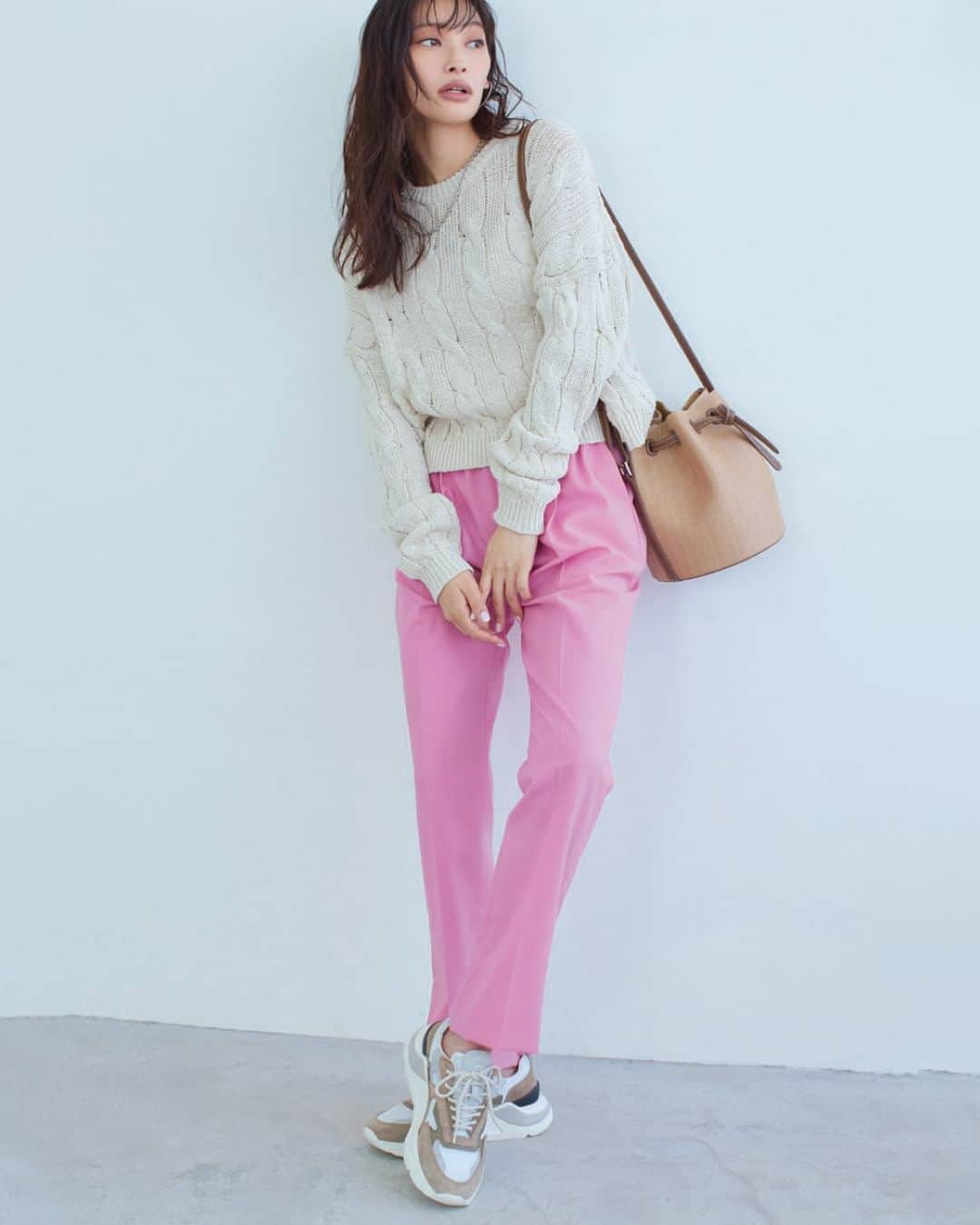 BAILAさんのインスタグラム写真 - (BAILAInstagram)「【#BAILA今日のコーデ この着こなしが好き！と思ったら、コメントに❤️をください】  カジュアル気分の日にぴったり。”かっこいい”ピンクは美シルエットパンツで叶う💗  甘いだけじゃない“かっこいい”イメージで着られるピンクのタック入りスティックパンツ。まろやかカラーのニットを合わせればこなれたムードも簡単。ライトカラーのスニーカーで力を抜いて今っぽさを加速👟  knit @sacraofficial pants @near.nippon_official  ------------------------ #BAILA6月号 掲載 #大政絢 さん　@aya_omasa_official  #ピンク #ピンクパンツ #パンツコーデ #ニット #ニットコーデ #スニーカー #スニーカーコーデ #毎日コーデ #今日のコーデ #通勤コーデ #コーディネート #コーデ #今日の服 #バイラ #ootd #coodinate #fashion #instafashion #BAILA  #bailafashion #baila_magazine」5月12日 18時00分 - baila_magazine