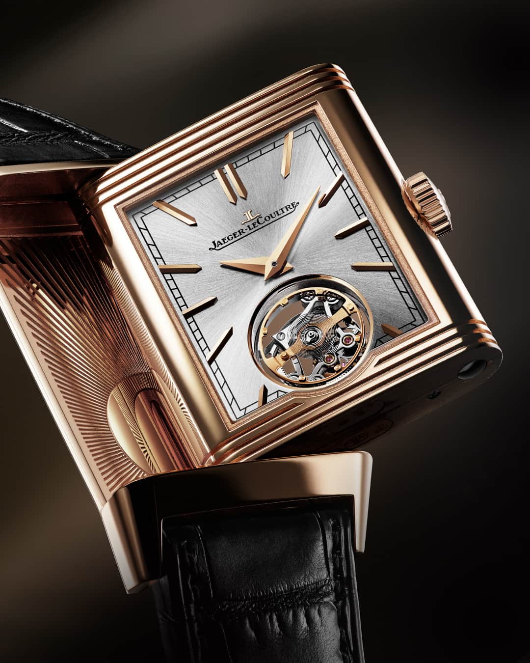 ジャガールクルトのインスタグラム：「A flying spectacle. #Reverso _ Reverso Tribute Duoface Tourbillon  Designed, made and assembled in our Manufacture _ The reverse dial of the Reverso Tribute Duoface Tourbillon projects an altogether bolder character. Enhanced by partial skeletonization and glorious decoration, the gold bridges are remarkably contrasted by the black sunray-brushed dial. _ #JaegerLeCoultre #Reverso #TheWatchmakerOfWatchmakers」