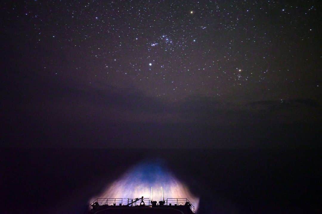 海上自衛隊さんのインスタグラム写真 - (海上自衛隊Instagram)「航海中、青く光り輝く夜光虫に出会いました  #ファインダー越しの世界 #夜光虫 #星空 #艦艇」5月12日 18時00分 - jmsdf_pr