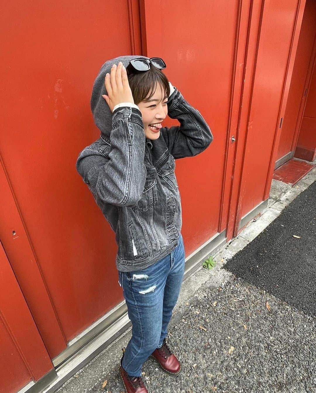 アメリカンイーグルのインスタグラム：「旅行は大変かもしれないけど、快適でおしゃれに見えるのは必ずしもそうではない🧏🏻‍♀️  @heiwagaiina からAEデニムオンデニムのお手本コーデ、このスタイルはどんな冒険にもぴったり🥾  AEデニムジャケットと#AEJeansを組み合わせてデニムオンデニムスタイル👖 自分なりのスタイルをシェアしてね！  #アメリカンイーグル #MakeAMove #americaneaglejp #AEJeans #アメリカンイーグルジーンズ #デニム #ジーンズ #AEコーデ #デニムジャケット」