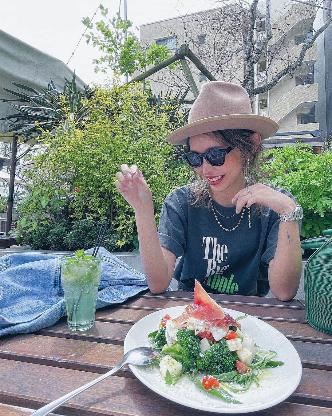 marikoさんのインスタグラム写真 - (marikoInstagram)「🕶️  T… @6______roku  🕶️… @ungrid_official  HAT… @california6969  🥗… W/ @hi.de.ka.3.2.7   大好きなルーフトップランチ🥗 ピザも焼き立てで凄く美味しい🍕 イカスミのシーフードピザが 私達のイチバンのオキニイリ🖤  写真を見返して… あぁ、楽しい時間を過ごしてるな🫶🏽って 凄く気持ちが穏やかに🌼 いつもありがとう My buddy👯  ・ ・ #大阪グルメ#大阪カフェ#大阪ランチ#ピザランチ#南堀江#biotop#の上の#ルーフトップ#名前忘れた」5月12日 18時01分 - mariiko_re