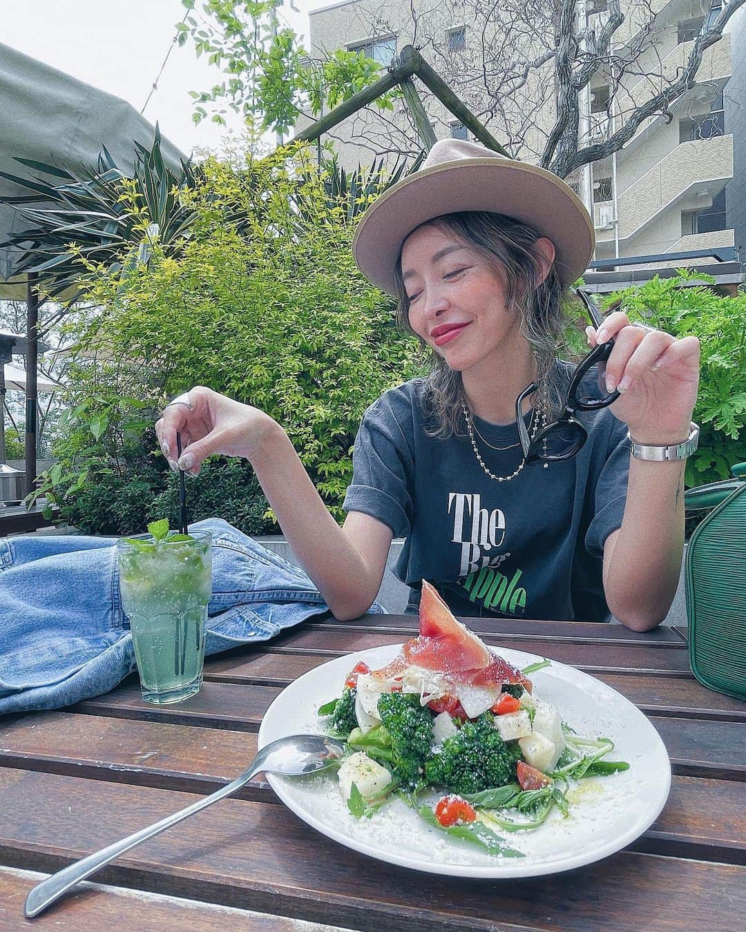 marikoさんのインスタグラム写真 - (marikoInstagram)「🕶️  T… @6______roku  🕶️… @ungrid_official  HAT… @california6969  🥗… W/ @hi.de.ka.3.2.7   大好きなルーフトップランチ🥗 ピザも焼き立てで凄く美味しい🍕 イカスミのシーフードピザが 私達のイチバンのオキニイリ🖤  写真を見返して… あぁ、楽しい時間を過ごしてるな🫶🏽って 凄く気持ちが穏やかに🌼 いつもありがとう My buddy👯  ・ ・ #大阪グルメ#大阪カフェ#大阪ランチ#ピザランチ#南堀江#biotop#の上の#ルーフトップ#名前忘れた」5月12日 18時01分 - mariiko_re