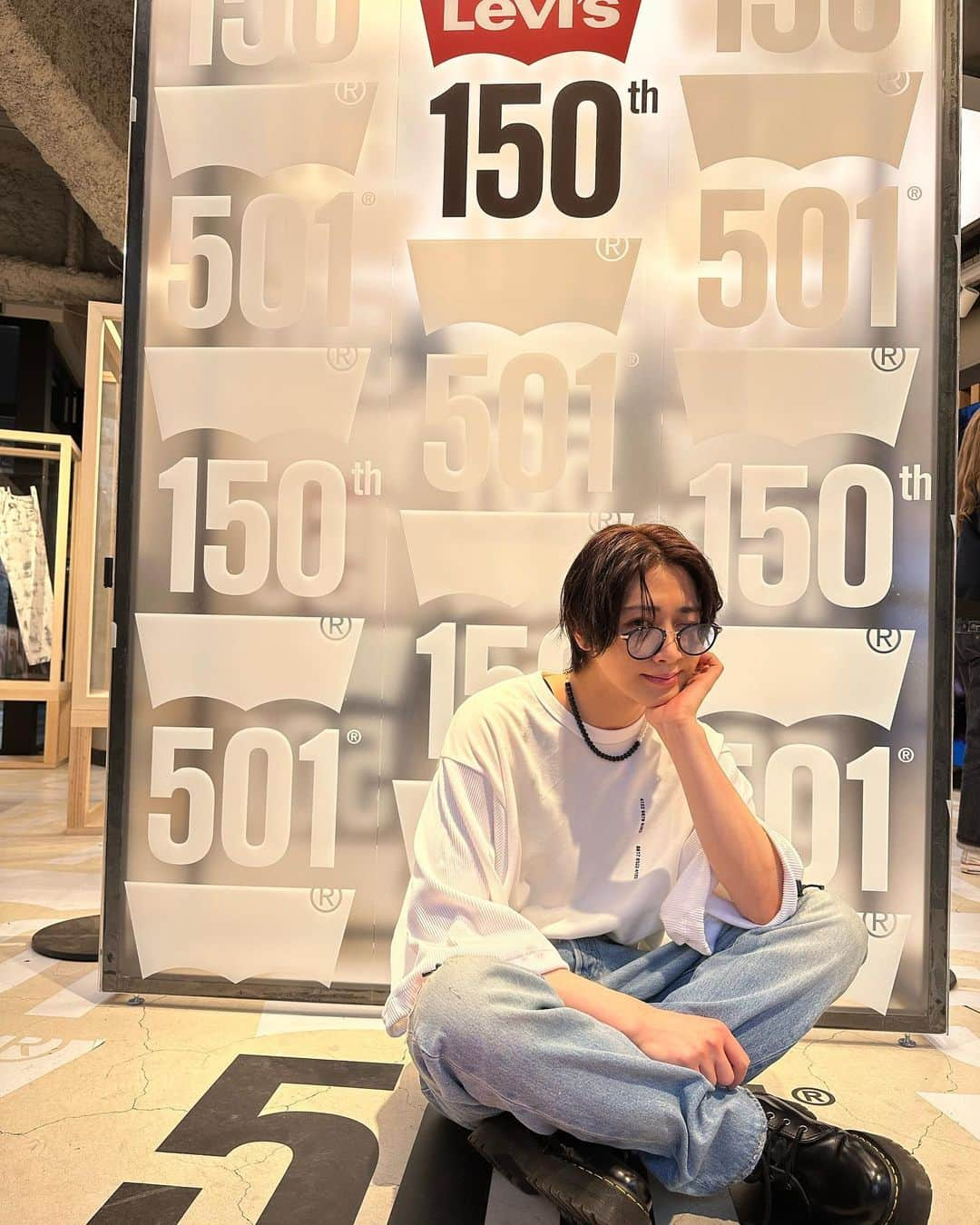 武本悠佑（ゆっけ）のインスタグラム：「5/13から5/28までの間、501®150周年を記念したイベントが リーバイス®原宿フラッグシップストアにて開催されるのでひと足お先にお邪魔してまいりました🫶  実際にオリジナルデニムも作っていただいたので是非皆さんも行ってみてください👶🏻  #501_150周年」