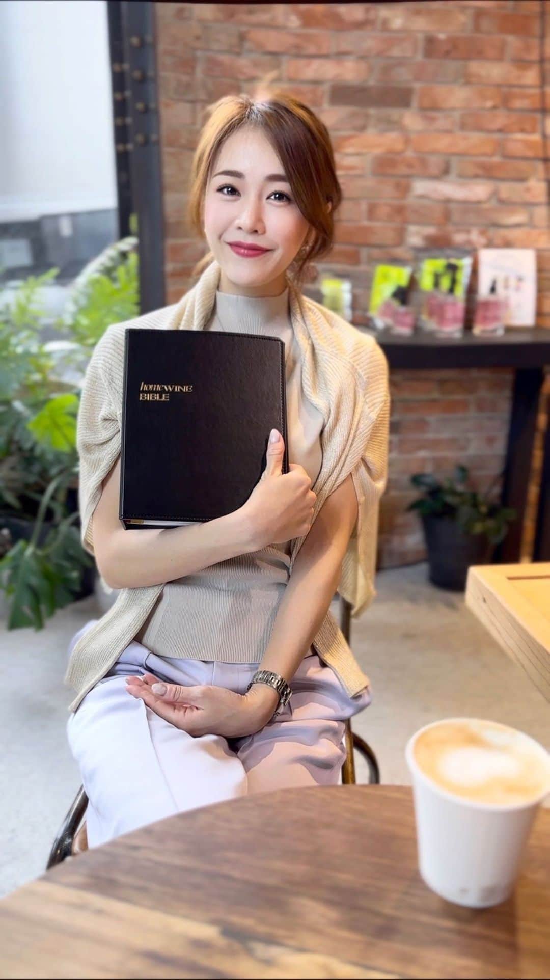 しろまっするのインスタグラム：「・ 《お家に届くワインスクール🍷📖》 @homewine.jp   五ツ星級のプレミアムワインが毎月届くワインのサブスク🍷  ・飲みきりサイズのプレミアムワイン毎月4本 ・解説動画4本 ・ワインバイブル  テキストもイラスト図解で分かりやすいし、オシャレ📕✨️ お家でワインを気軽に学びたい方にもオススメです( ˶ˊᵕˋ)੭  ※1000円offになるクーポンコード➡️2023 良かったらご利用ください♡  #homewine #winelife #lovewine #bourgognewine #pr #おうちワイン #ワインのある暮らし#しろまっする」