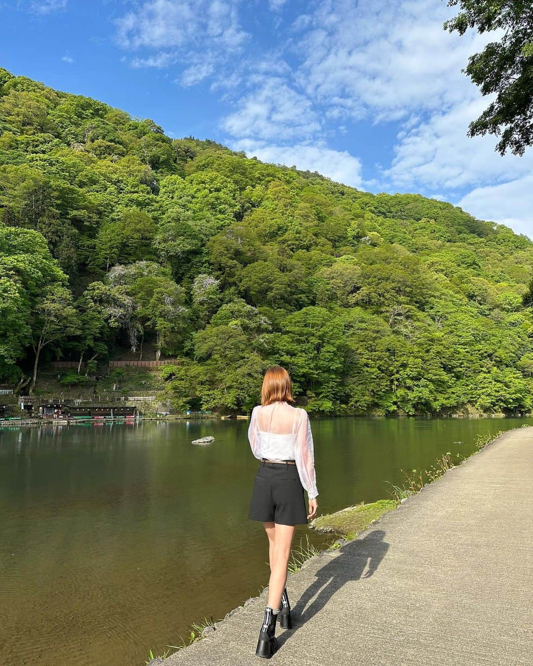 秋倉諒子のインスタグラム：「たまに自然にかえる🌿 朝にお散歩して空気をたくさん吸って深呼吸😮‍💨♡ 生き返った〜 #kyoto#京都#嵐山」