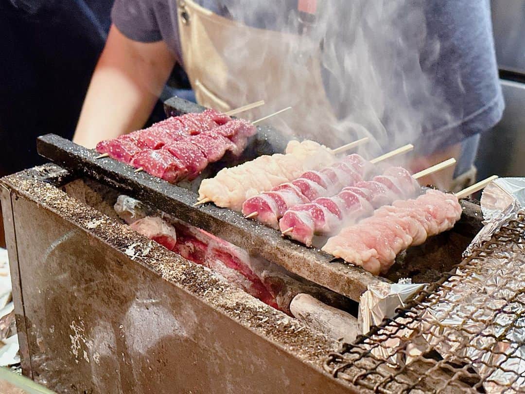 竹本アイラさんのインスタグラム写真 - (竹本アイラInstagram)「" 【鎌倉大船】 ハシゴ酒で行った焼き鳥屋さん 感じの良いお店で 焼き鳥はもちろん 海鮮も美味しかったです！ その前に2軒行ってたけど 美味しすぎて食欲爆発しました💥 いつも満席の事が多いので 諦めてましたが 2軒目くらいの方が 席が空く確率が高そうです😊  詳しくはプロフィール☞YouTube  #鎌倉グルメ #鎌倉 #鎌倉ディナー #大船　#大船グルメ #大船ディナー　#ハシゴ酒 #はしご酒 #酒好き #酒好きな人と繋がりたい #酒好き女子 #焼き鳥 #ひとり酒 #ひとり飲み #ひとり飲み女子 #アラフィフ #焼き鳥好きな人と繋がりたい #串武 @kushitake.ofuna」5月12日 18時04分 - aira.ar50