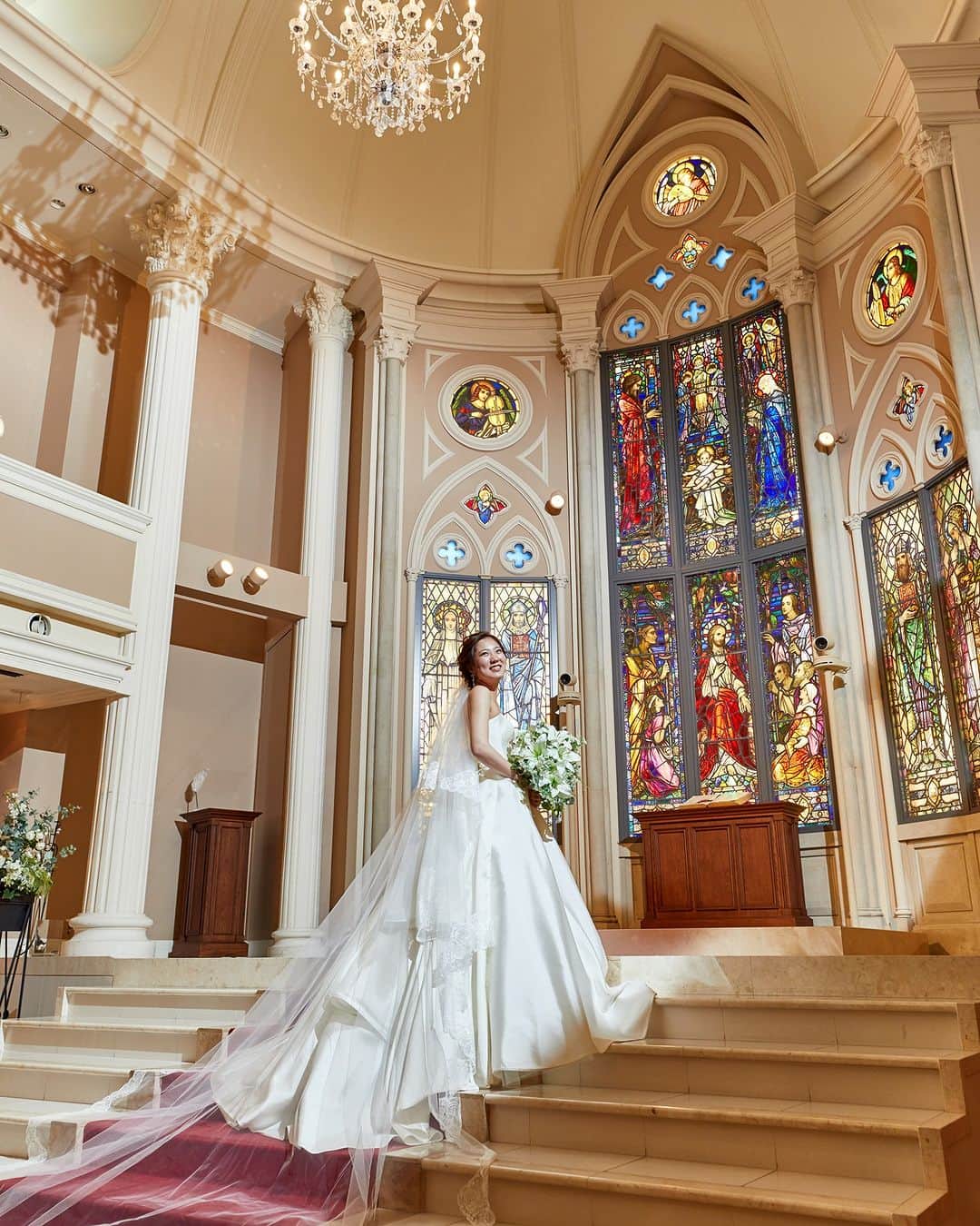 楽婚【公式】Instagramのインスタグラム：「. ヨーロッパの大聖堂を思わせる独立型チャペル。 ステンドグラスが輝く荘厳な堂内には 神聖な空気が漂います。  会場：アートグレイス ウエディングヒルズ  . @rakukon をフォローして 『#楽婚』をつけて、 お写真の投稿大歓迎♡ 公式IGでリグラムされるかも！？  Webでご予約はTOPのURLより♡ ⇒@rakukon . #rakukon #ベストアニバーサリー #wedding #weddingday #weddingreception #weddingreportage #weddingday #ウェディング #結婚式 #結婚 #フォトウェディング #ウェディングフォト #前撮り #記念日 #プレ花嫁 #卒花 #花嫁 #2023春婚 #2023夏婚 #2023秋婚 #結婚式準備 #結婚式演出 #結婚式レポ #オリジナルウェディング #ナチュラルウェディング #チャペル挙式 #フォトウェディング #撮影指示書 #撮影構図」