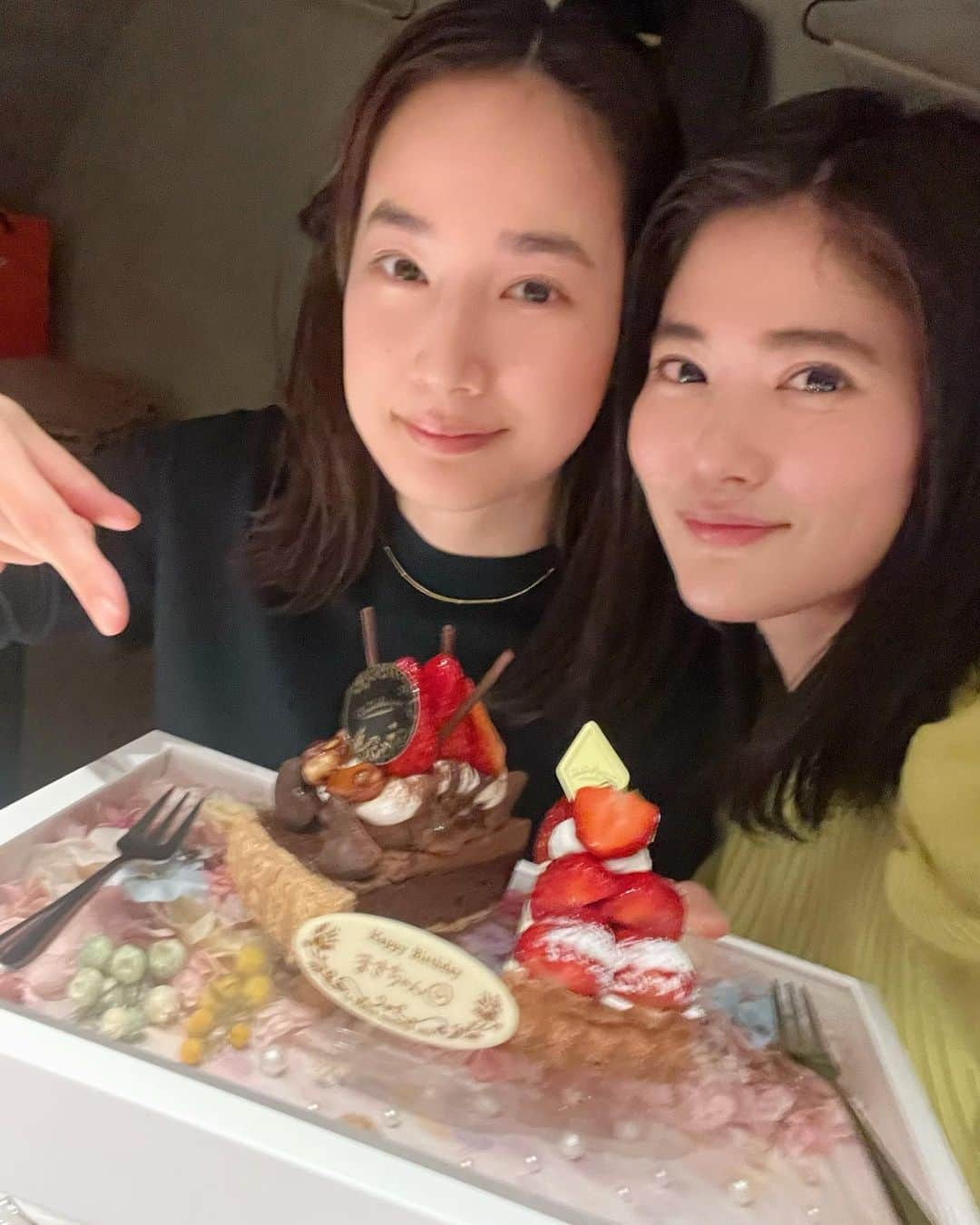 一双麻希 さんのインスタグラム写真 - (一双麻希 Instagram)「満面の笑み😆🍰 (旅の思い出投稿と現実とを行ったり来たりごめんなさい😅)  誕生日2ヶ月前だけど😆かほちゃんから不意打ちすぎるお誕生日お祝い😂ありがとう❤️ 大好きな人と美味しいご飯食べて、ひたすら喋ってるだけで わたしはこんなに楽しそうで嬉しそうなんだなぁ。笑 幸せだ♡ かほちゃんとはいつも、少し先の将来のことや、 現状よりもっと良くなる為の話をお互いあーだこーだ話し合ってる気がするから笑、 いつもやる気が湧いてくる😊  #女子会 #女子飲み  #アウトドア女子 #山好き #山ガール #登山女子  #山ガール #キャンプ女子 #キャンプ好き #アウトドア好き #自然が好き #japaneseactress #outdoorgirl #actress」5月12日 18時14分 - isso_maki315