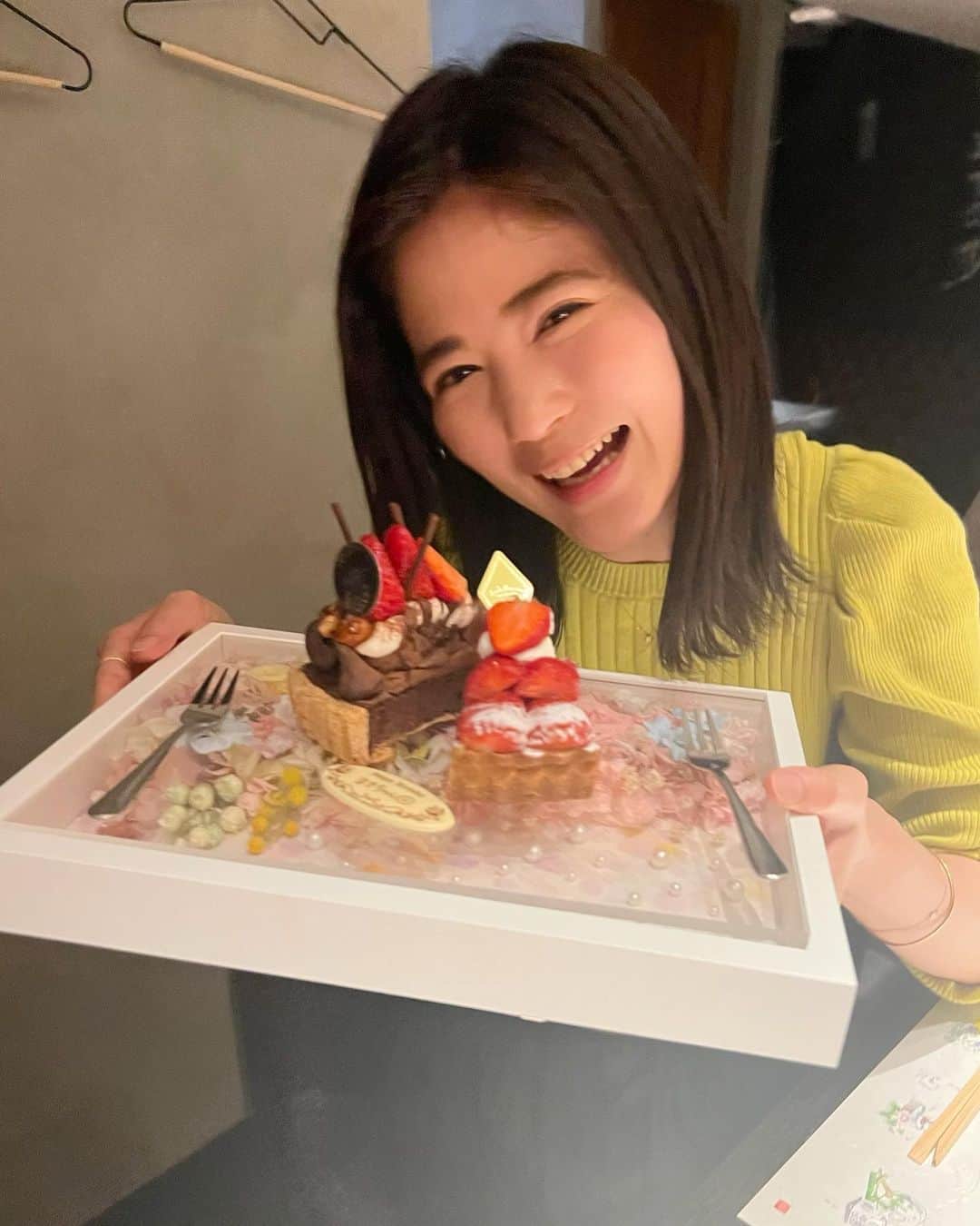 一双麻希 のインスタグラム：「満面の笑み😆🍰 (旅の思い出投稿と現実とを行ったり来たりごめんなさい😅)  誕生日2ヶ月前だけど😆かほちゃんから不意打ちすぎるお誕生日お祝い😂ありがとう❤️ 大好きな人と美味しいご飯食べて、ひたすら喋ってるだけで わたしはこんなに楽しそうで嬉しそうなんだなぁ。笑 幸せだ♡ かほちゃんとはいつも、少し先の将来のことや、 現状よりもっと良くなる為の話をお互いあーだこーだ話し合ってる気がするから笑、 いつもやる気が湧いてくる😊  #女子会 #女子飲み  #アウトドア女子 #山好き #山ガール #登山女子  #山ガール #キャンプ女子 #キャンプ好き #アウトドア好き #自然が好き #japaneseactress #outdoorgirl #actress」