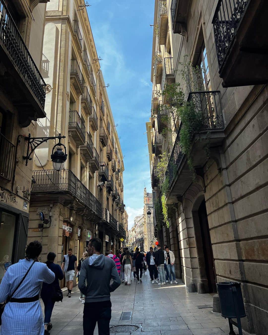 村上瑠美奈さんのインスタグラム写真 - (村上瑠美奈Instagram)「バルセロナも美食の街でどのお店も美味しかったな🇪🇸🍽  ワンピースはLOEWEのもの。 スペインのブランドだから持って行ったら やっぱり街並みにぴったり合う😌🤍  #スペイン#バルセロナ旅行 #バルセロナ観光#サグラダファミリア #spaintravel #Barcelona#ガウディ建築 #ガウディ #ParcGüell#スペイン旅行 #ヨーロッパ旅行#スペイングルメ#Barcelonaeats#spaineats #バルセロナグルメ」5月12日 18時14分 - ruminamurakami