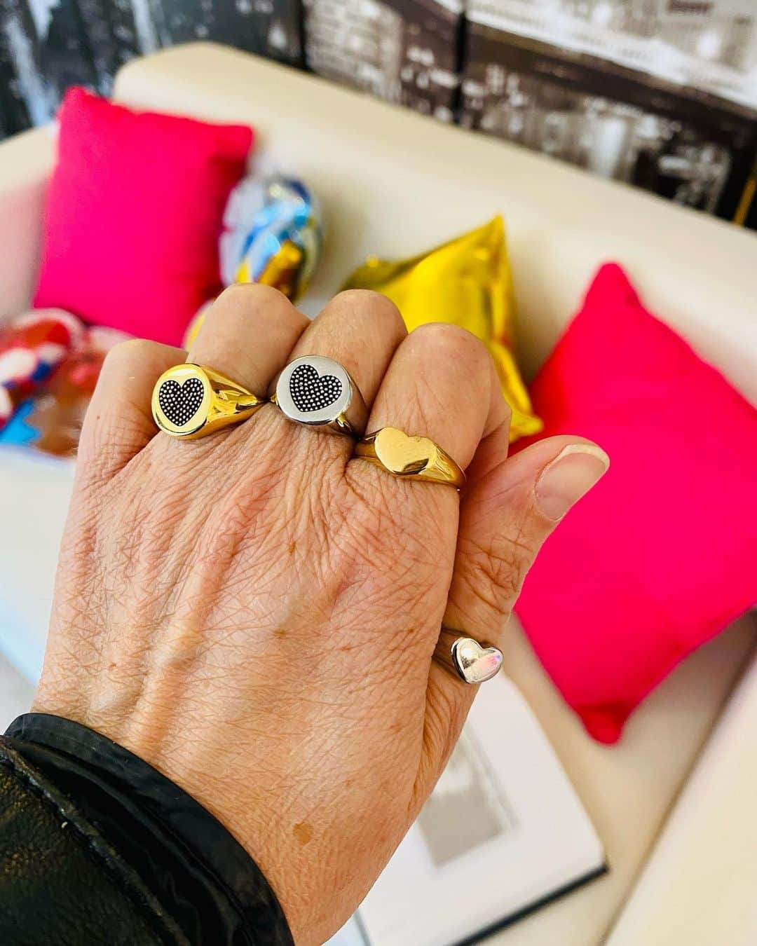 メイデンアートさんのインスタグラム写真 - (メイデンアートInstagram)「Anello cuore 💓 perfetti come regalo per la festa della mamma 🎁 | Heart rings perfect gift for Mother’s Day🎁 Maiden-Art.com 💓   #festadellamamma #mamma #mothersday #love #regalo #maggio #augurimamma #madeinitaly #idearegalo #ideeregalo #mom #instagood #mum #amore #mother #happymothersday #fiori #iorestoacasa #consegnaadomicilio #mamme #festa #fashion #italia #handmade #italy #famiglia #mammaefiglia #auguri #family #mammeitaliane」5月12日 18時06分 - maidenart