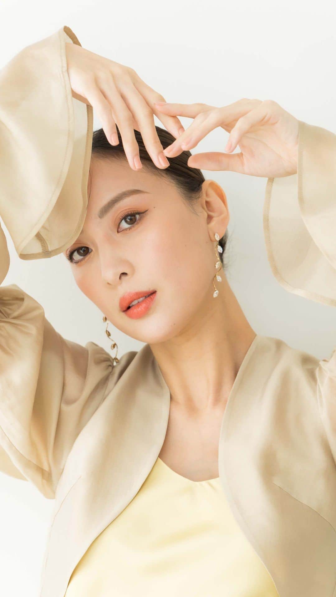 デュラスアンビエントのインスタグラム：「𝐀𝐌𝐁𝐈𝐄𝐍𝐓 × 𝐒𝐔𝐍𝐖𝐄𝐈  𝖲𝖯𝖤𝖢𝖨𝖠𝖫 𝖢𝖮𝖫𝖫𝖠𝖡𝖮𝖱𝖠𝖳𝖨𝖮𝖭   ————————————  6.5 MON RELEASE  ————————————  「AMBIENT × SUNWEI」待望の初コラボレーションが実現。  同性から素敵といってもらえるような、"女性が惚れる女性像"をイメージして、ソンイさん (@sunwei1013)の想いやこだわりの詰まった全5アイテムが遂に完成しました。  #アメスリニットタンクトップ #ソフトオックスファインタックパンツ #キャンディスリーブボレロ×サテンマキシワンピース #ギャザーオールインワン #クロシェニットマキシワンピース  公式サイトでは今回のコラボへの想いやエピソードをお聞きしたインタビューページや商品ページも公開中📝 TOPページよりご覧頂けます✔︎  是非6/5の発売までお楽しみにしてください🕊️✨  ＿＿＿＿＿＿＿＿＿＿＿ ✔︎ @ambient_styling #AMBIENT #ambient_official #ambientstyle #アンビエント」