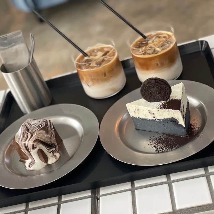 aumoグルメのインスタグラム：「ㅤㅤㅤㅤㅤㅤㅤㅤㅤㅤㅤㅤㅤ　 aumoネーム「Daisy」さんの投稿をご紹介✨ aumoグルメ( @aumo_gourmet )では、 aumoアプリで投稿してくれたみんなのグルメ情報を紹介していきます🍽️ お出かけの参考にしてみてね🥰 ㅤㅤㅤㅤㅤㅤㅤㅤㅤㅤㅤㅤㅤ  ㅤㅤㅤㅤㅤㅤㅤㅤㅤㅤㅤㅤㅤㅤㅤㅤㅤㅤㅤㅤㅤㅤㅤㅤㅤ 【LOVELESS COFFEE】  福岡市▼caféシリーズ▼LOVELESS COFFEE  @福岡県福岡市中央区大宮1-3-22 イング大宮 1F @定休日×  @駐車場×   ずっと行きたかったLOVELESS COFFEEに行って来ましたー！！！  店内が可愛すぎて、可愛過ぎて、ソワソワしてました笑🥰   私は、大理石チョコレートケーキを食べましたが、口がとろけました、、、  チョコ好きには絶対食べて欲しいケーキです🎉   店内には、イラストが沢山飾られてあり、素敵なイラストを見ても楽しい！食事も美味しい！と満足すぎる可愛いカフェでした☕❤️ 　 #福岡 #福岡カフェ #薬院 #cafe #LOVELESSCOFFEE #カフェ巡り #カフェ好き #ケーキ #コーヒー #チョコレート #アウモ #aumo ＿＿＿＿＿＿＿＿＿＿＿＿  aumoアプリでは、より詳しい全国のお出かけや最新グルメ情報を発信中🪄 プロフィールのURLからダウンロードしてね♡  #aumoグルメ#aumo #aumoおでかけ探検部」