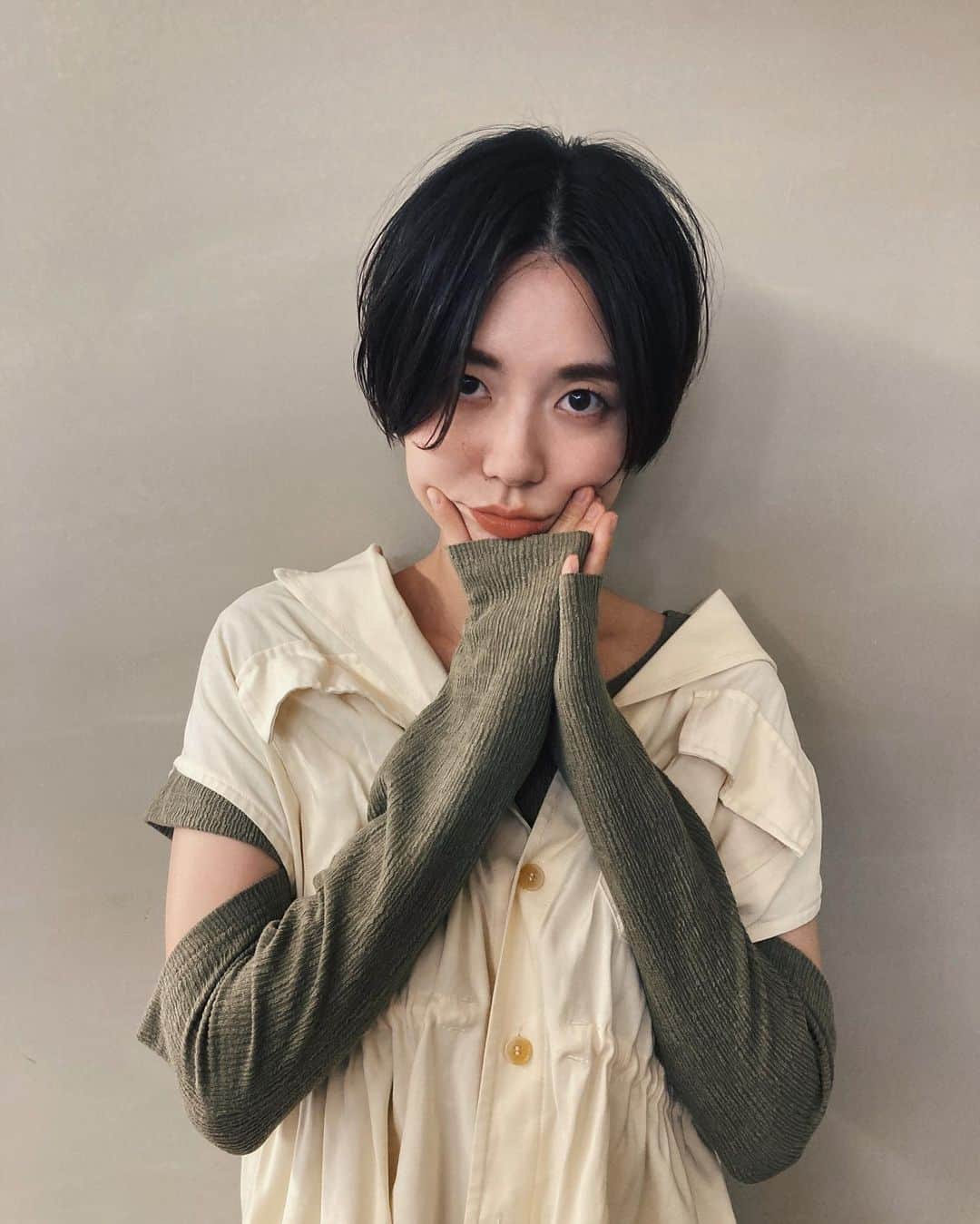 鶴田真梨のインスタグラム：「やっと地毛🤍 暑くなってきたので短くしてもらいました✂︎  ぐんまで髪の毛を切る時にお世話になっている @cyan_akihiro  さん いつもありがとうございます！」
