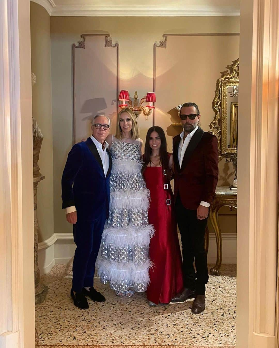 NINA PARKさんのインスタグラム写真 - (NINA PARKInstagram)「The HILFIGER‘s in Venezia ~ I feel very honored to work w my fav ppl again @mrshilfiger @thomasjhilfiger @allyhilfiger @stevehash 🇮🇹♥️ _______________________________________ #MakeUp by Moi @ninaparkbeaute for @ballsaal_artist_mgmt used products @chanel.beauty ; @celinevictorbeauty lashes」5月12日 18時08分 - ninaparkbeaute