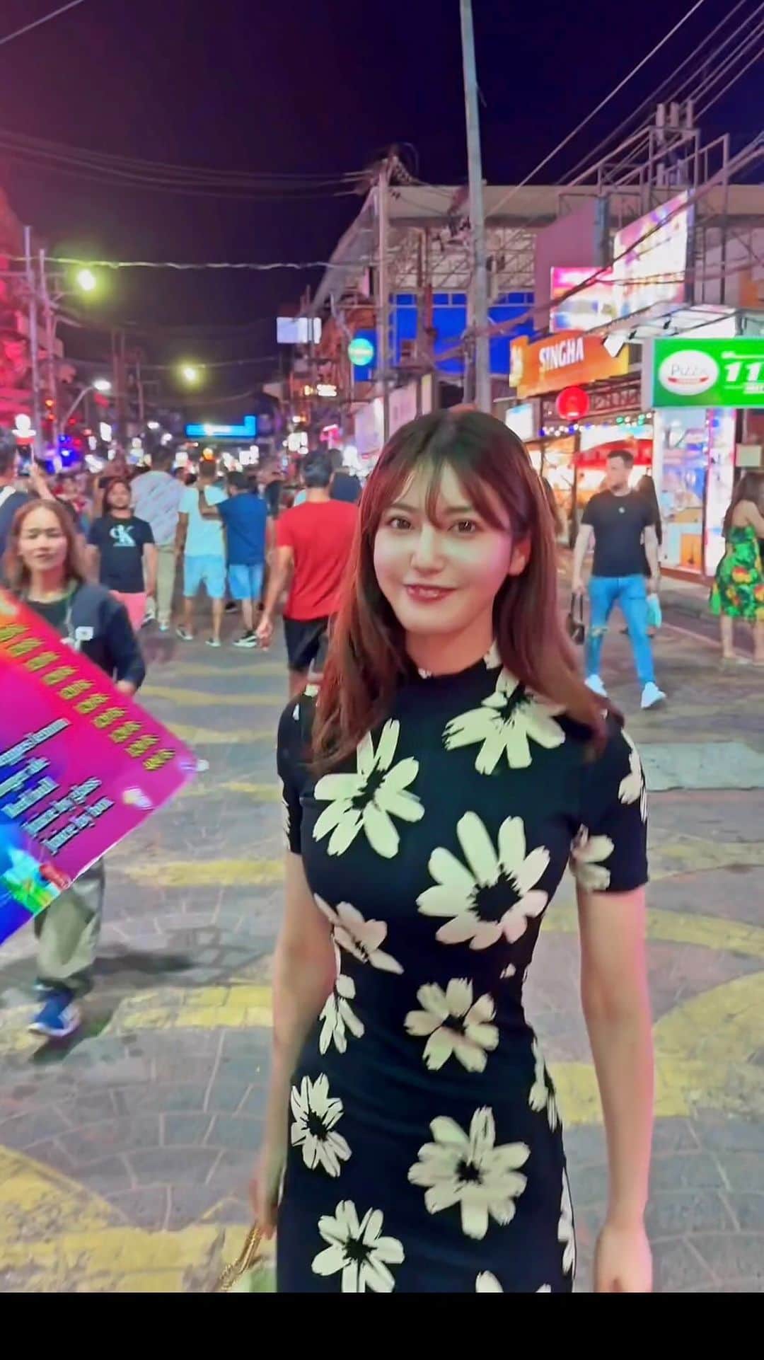 のインスタグラム：「Night….🌙🍹🇹🇭  プーケットの夜💓　ภูเก็ต🇹🇭 プーケットの一番の繁華街「パトンビーチ」🏖 バングラロードの夜はとても賑やかだった〜  Desigual（デジグアル）のお花のドレスは海外の雰囲気にピッタリすぎて、、動画で見ると本当に映えてる🌼🖤   Dress: @desigual   #デシグアル #desigual  #プーケット #プーケット旅行 #パトンビーチ #ภูเก็ต #ญี่ปุ่นมือสอง」