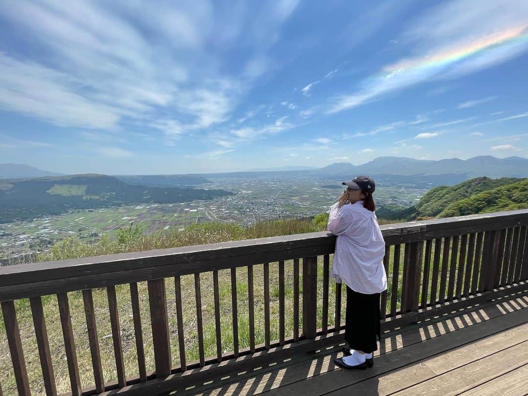 藤井瑞希さんのインスタグラム写真 - (藤井瑞希Instagram)「・ ・ 阿蘇ですんごい綺麗な空がとれました☺️⛰️☀️ ・ 本当空気が美味しかった。 ・ 広角で撮るとすごい画角になることが分かった🫣 ・ ・ #熊本 #阿蘇」5月12日 18時10分 - bdmntnfujiimizuki