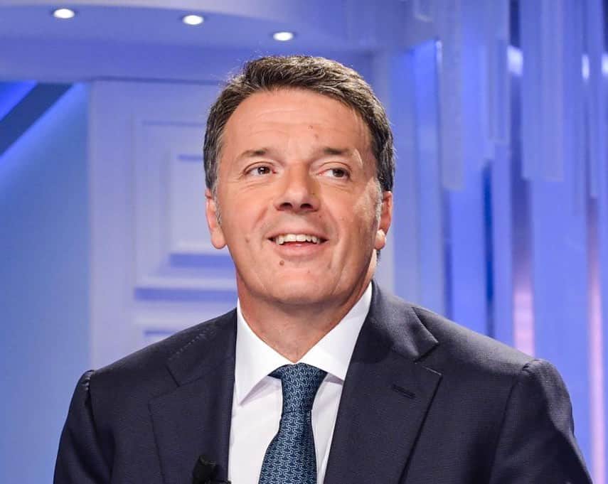 マッテオ・レンツィのインスタグラム：「Il mio articolo de Il Riformista di oggi  Anche oggi mi presenterò in Tribunale, a Firenze, nell’ambito del “processo Open”. Cinque anni fa le prime indagini, quattro anni fa gli scandalosi sequestri show che furono poi annullati dalla Cassazione, tre anni fa il mio avviso di garanzia, due anni fa la richiesta di rinvio a giudizio, un anno fa l’inizio dell’udienza preliminare. E io come sempre, come ogni cittadino, vado in Tribunale cancellando gli impegni politici per una inchiesta nata da un pregiudizio ideologico che sarà ricordato come uno dei tanti flop, più grave di altri per la straordinaria eco mediatica iniziale, anche se da quando la Cassazione ha demolito l’indagine dei PM nessuno ne parla più. Debbo ai lettori una spiegazione sul perché Il Riformista non seguirà questa udienza preliminare, né questo processo.  Lo scandalo Open non è quello degli organizzatori della Leopolda ma quello di una indagine così assurda da aver visto cinque sentenze di annullamento della Cassazione ancora prima dell’udienza preliminare. Cinque! Credo sia un record. Ma questo giornale non è il luogo della mia difesa. Mi difendo da solo: “Il Mostro” è stato un best seller, non ho mai rifiutato di rispondere ai giornalisti, ho denunciato i magistrati che ritenevo responsabili perché chi è stato Presidente del Consiglio ha l’obbligo di rispettare le istituzioni. E se ritiene che qualcuno sia in malafede ha il dovere di denunciarlo, non il diritto di farlo.  Il Riformista parlerà invece degli altri errori giudiziari, come abbiamo fatto anche ieri: quelli che riguardano i cittadini comuni, quelli di cui non parla nessuno. Il Riformista darà spazio ai magistrati bravi, quelli che devono far carriera indipendentemente dalla propria corrente. Il Riformista ospiterà il dibattito sul futuro della giustizia perché è un nodo nevralgico per la credibilità delle istituzioni ma anche per la tenuta della nostra economia.  Continua su ilriformista.it o sulla mia pagina Facebook」