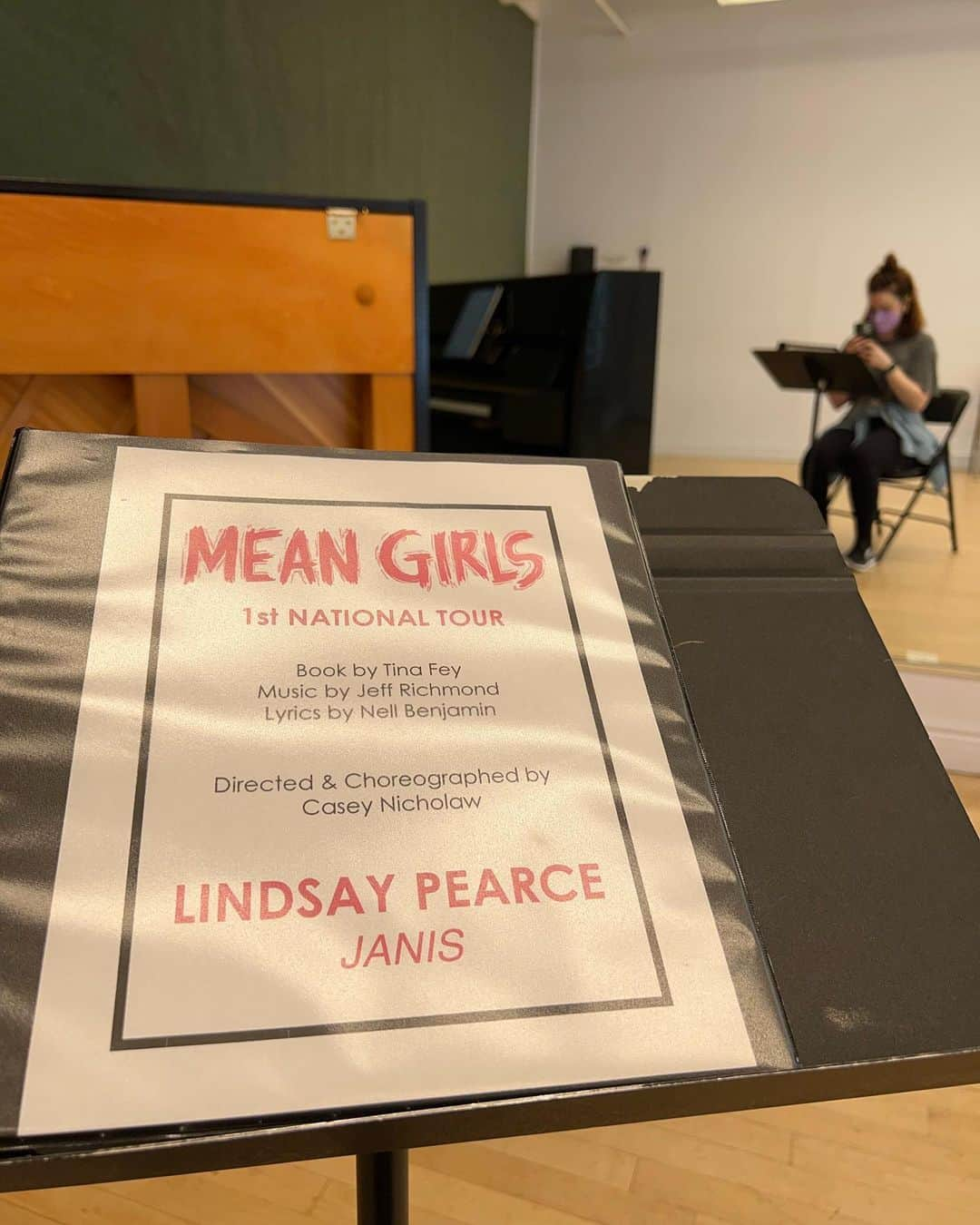 リンジー・ピアースさんのインスタグラム写真 - (リンジー・ピアースInstagram)「Janis was not a role I thought I would book. I had so much fun auditioning for Mean Girls, and was so happy to be singing the material and acting the scenes. I mean it when I say, it was a dream to be given the chance to step into the show.  swipe to the end for proof that Janis has been in me since day one 😂💀  1) right before heading to my final call back, looking like a whole ass Hagrid  2) laughing and having so much fun taping my first audition, thinking nothing would come of it (the green in my ears 💀😂) fun fact: I had just been cut from final callbacks of a show that was heading to bway before filming this 😂 chase your dreams, kids. what is meant for you will always come to you.  3, 4) first day of rehearsal, last week at Wicked  5) seeing the amazing costumes for the first time  6) Thursday morning rehearsal at Ripley Grier, evening show at the Gershwin, all the drinks every day  7) end of the first week of rehearsal, into my final weekend of green machine shows  8-10) always had that dog in me 😂🖕🏻」5月13日 3時48分 - lindsayheatherpearce