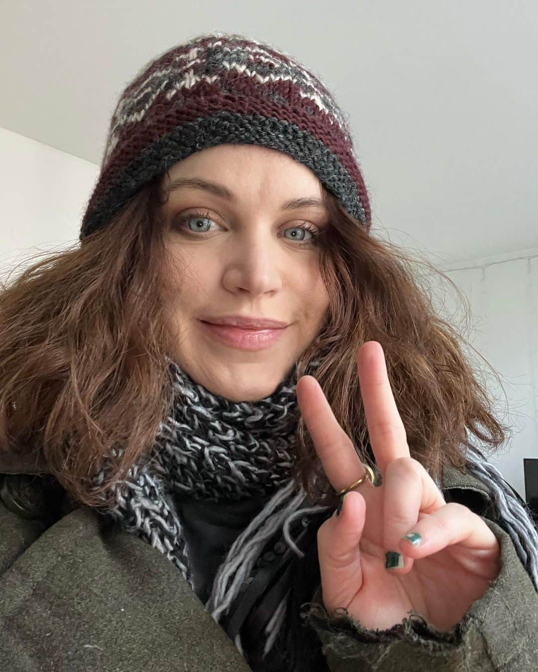 リンジー・ピアースのインスタグラム：「Janis was not a role I thought I would book. I had so much fun auditioning for Mean Girls, and was so happy to be singing the material and acting the scenes. I mean it when I say, it was a dream to be given the chance to step into the show.  swipe to the end for proof that Janis has been in me since day one 😂💀  1) right before heading to my final call back, looking like a whole ass Hagrid  2) laughing and having so much fun taping my first audition, thinking nothing would come of it (the green in my ears 💀😂) fun fact: I had just been cut from final callbacks of a show that was heading to bway before filming this 😂 chase your dreams, kids. what is meant for you will always come to you.  3, 4) first day of rehearsal, last week at Wicked  5) seeing the amazing costumes for the first time  6) Thursday morning rehearsal at Ripley Grier, evening show at the Gershwin, all the drinks every day  7) end of the first week of rehearsal, into my final weekend of green machine shows  8-10) always had that dog in me 😂🖕🏻」
