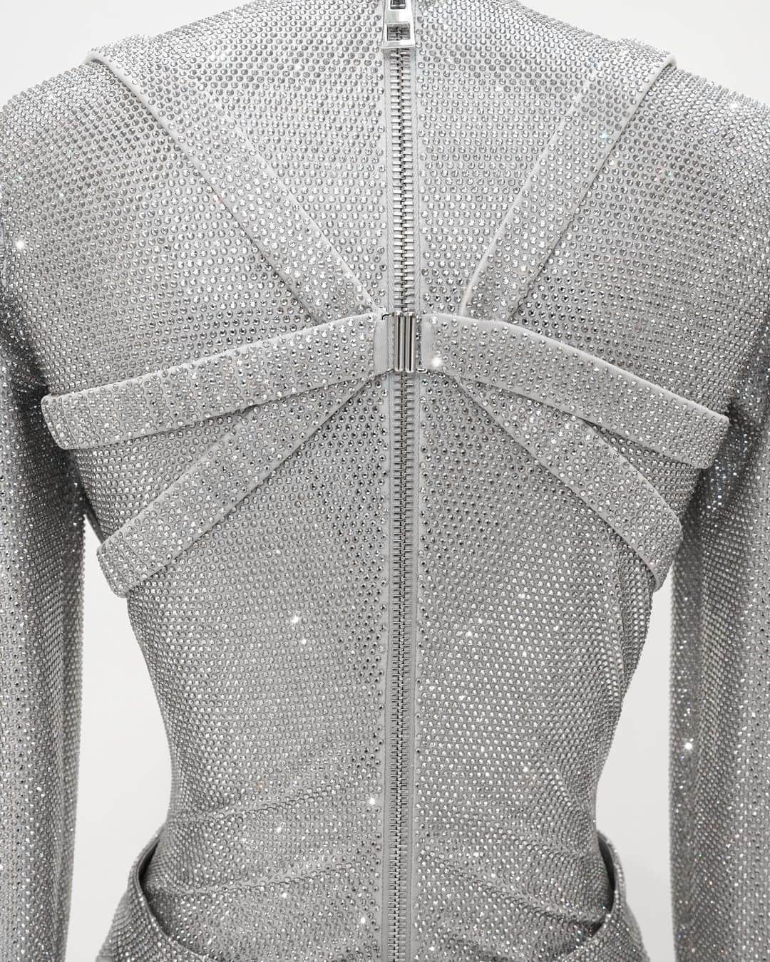 Loeweさんのインスタグラム写真 - (LoeweInstagram)「Bespoke look made for Beyoncé's Renaissance world tour.   An embellished bodysuit in satin technical jersey features all-over appliqué silver Swarovski crystals with matching crystal-embellished cargo trousers in a lurex chino drill, and a 3D-printed bra in silver chrome finish.   #LOEWE #RenaissanceTour」5月13日 3時57分 - loewe