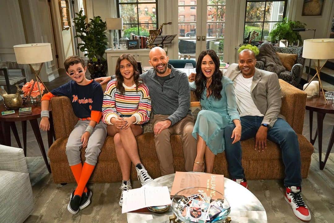 アビゲイル・スペンサーのインスタグラム：「Meet your new « EXtended Family »! So EXcited to be invited into your homes this fall on @nbc 🦚 I love this team! Read below for the latest & greatest. @mrjoncryer @donald_aison @abigailspencer   🦚🦚🦚🦚🦚🦚  NBC’s 2023-24 Schedule Highlights TUESDAY: #1 new comedy “Night Court” gets the laughs started at 8 p.m., followed by the debut of Jon Cryer multi-cam “Extended Family” at 8:30 p.m. “The Voice” takes the stage at 9 p.m. followed by the highly anticipated second season of “Quantum Leap.”    …   NBC FALL 2023-24 SCHEDULE (New programs in UPPER CASE; all times ET/PT)    TUESDAY  8-8:30 P.M. — Night Court  8:30-9 P.M. — EXTENDED FAMILY  9-10 P.M. — The Voice  10-11 P.M. — Quantum Leap    …   NEW COMEDY SERIES    “EXTENDED FAMILY”  Jim and Julia, after an amicable divorce, decide to continue to raise their kids at the family home while taking turns on who gets to stay with them. Navigating the waters of divorce and child-sharing gets more complicated for Jim when Trey, the owner of his favorite sports team, enters the picture and wins Julia’s heart.    The cast includes Jon Cryer, Donald Faison, Abigail Spencer, Sofia Capanna and Finn Sweeney.    Mike O’Malley will write and executive produce. Tom Werner, Wyc Grousbeck, Emilia Fazzalari and George Geyer also executive produce.    Lionsgate will produce in association with Universal Television, a division of Universal Studio Group.」