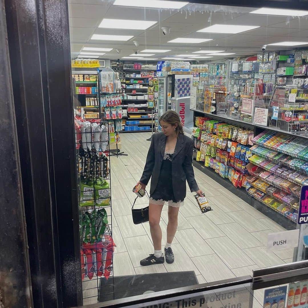 のインスタグラム：「cried outside the bodega last night how about u?」
