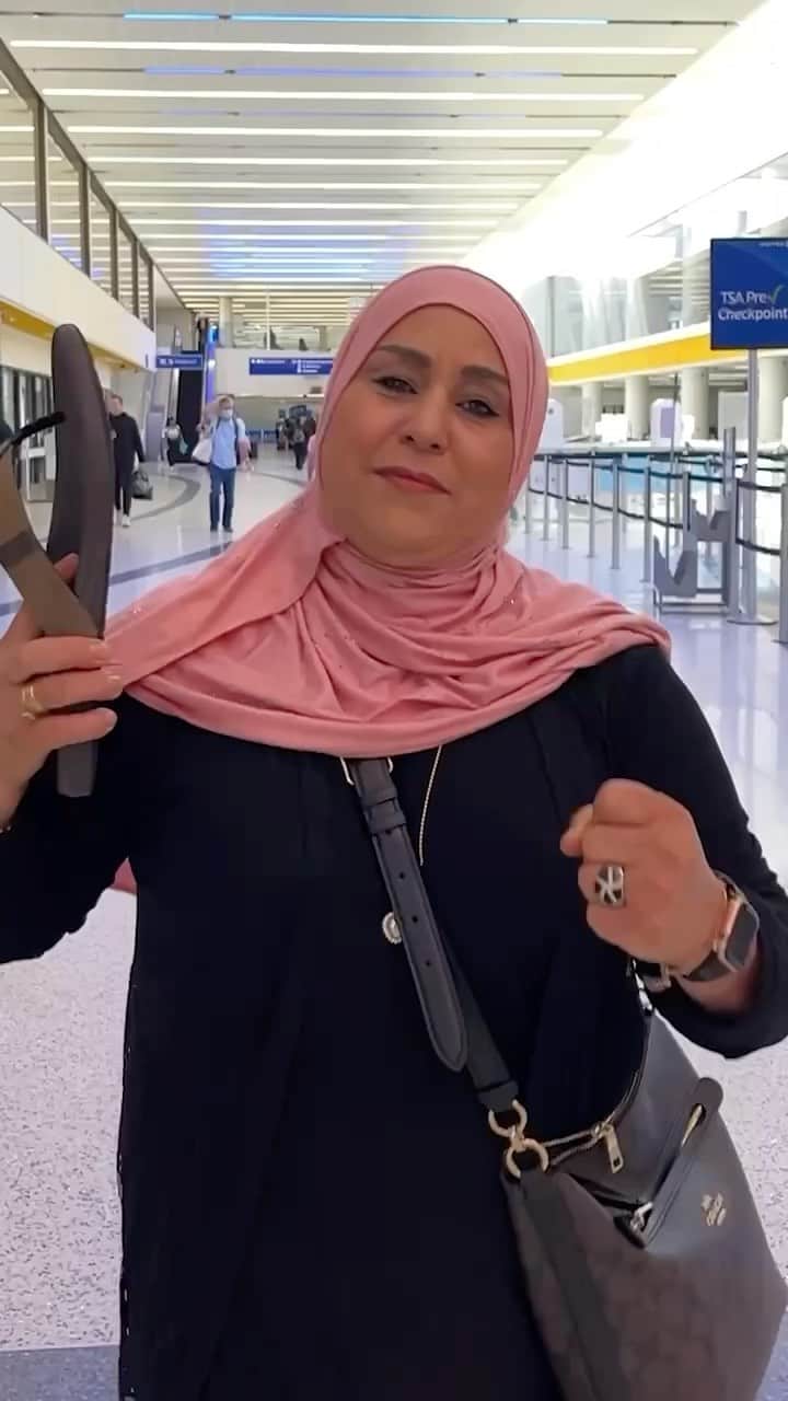 Anwar Jibawiのインスタグラム：「Every time my mom travels 🩴 @jibawiamal」