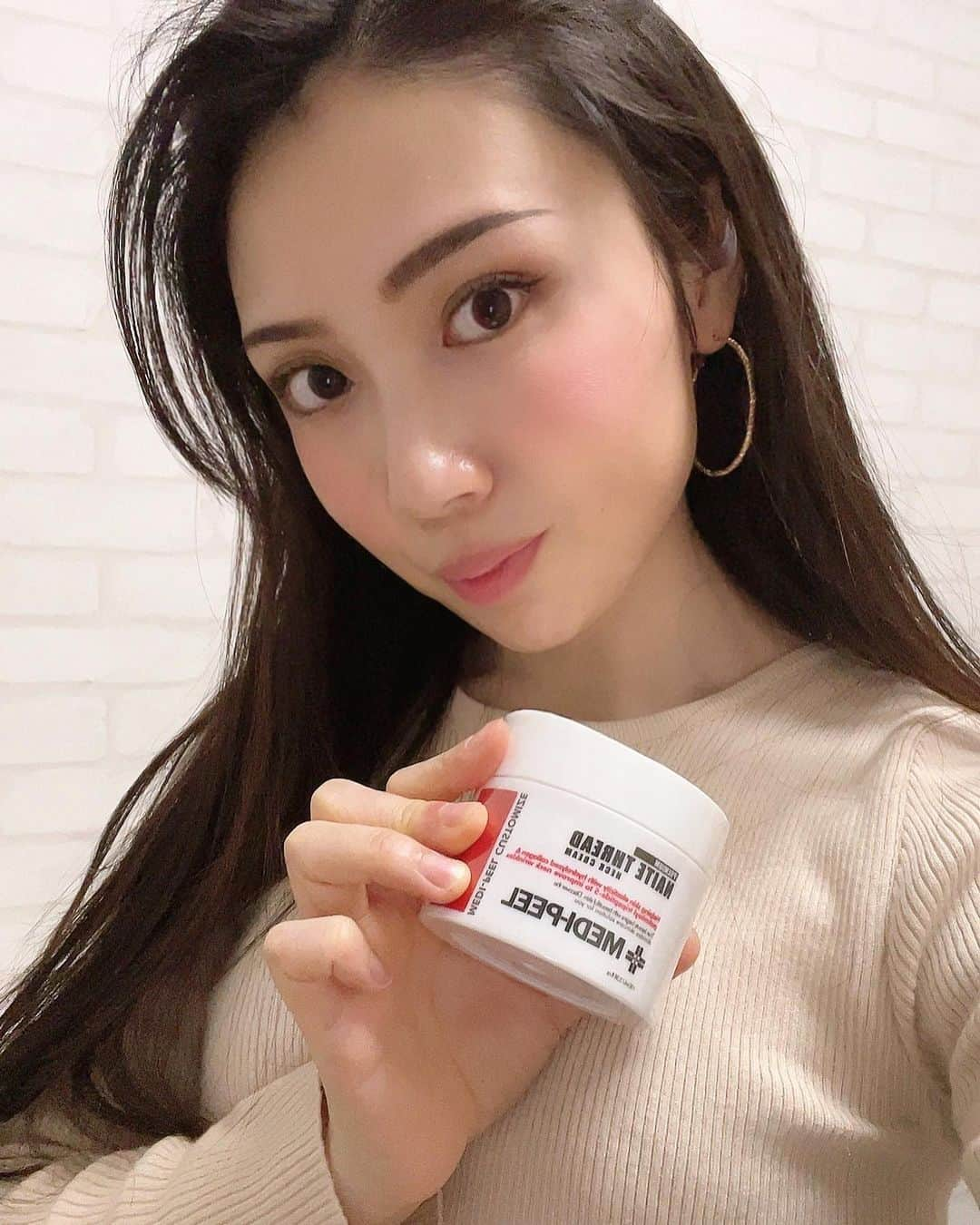 mahoさんのインスタグラム写真 - (mahoInstagram)「(*´꒳`*)🌸 。 先日の🙋‍♀️ #メディピール @medipeel.official_japan の首のシワに30日ケア!!プレミアムネッククリーム100ml✨ 。 首ってなかなかケアするのに 何がいいかわからなかったけど… この#メディピール の#スイス　製の#ペプチド　で首元をケアしてくれるの❤️ 。 。 のびもよく塗りやすいし天然由来成分の#ツボクサエキス  や#アロエ　でしっかり肌を鎮静👍 。 乾燥や刺激から肌を守ってくれる#メディピール ☺️✨ 。 。 これから紫外線も強くなるし しっかりケアしよ！ 。 。 。 。 。 #fashion#メディピール  #美容#美活#美容マニア#保湿#乾燥#首元ケア#肌質改善#美容液#beautycare」5月13日 4時16分 - i.0ff1cia1._.m.ah.0